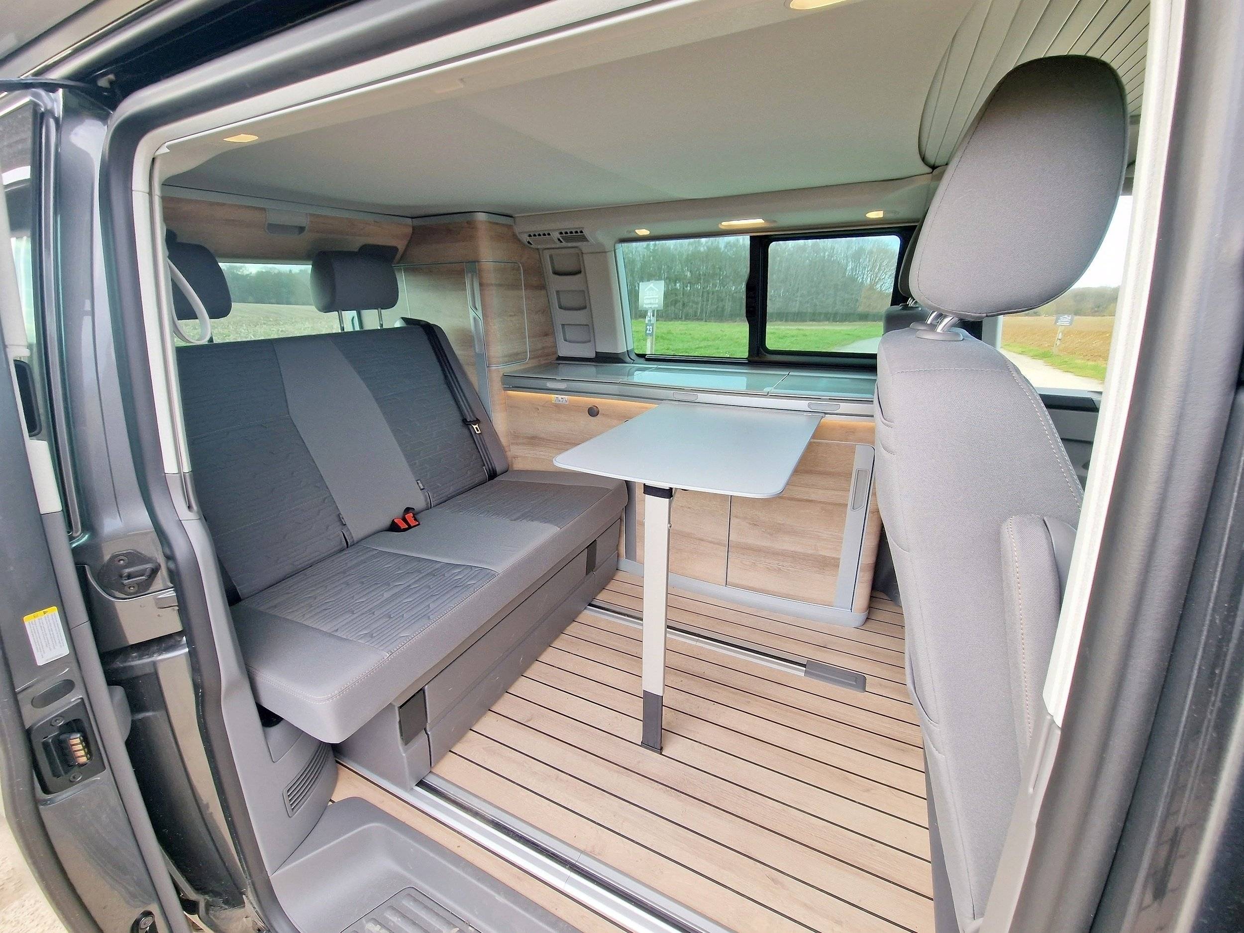 Dining Area Volkswagen VOLKSWAGEN CALIFORNIA - Yescapa