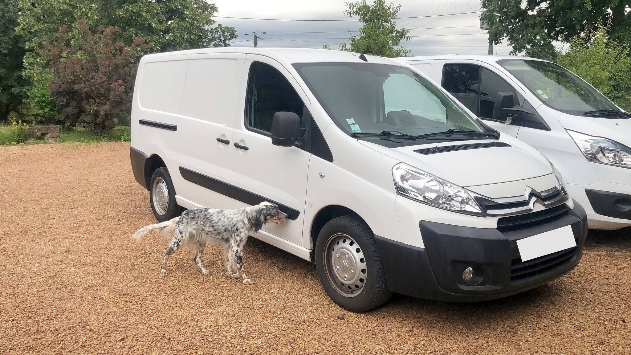 Front view from 3/4 Citroën Jumpy - Yescapa