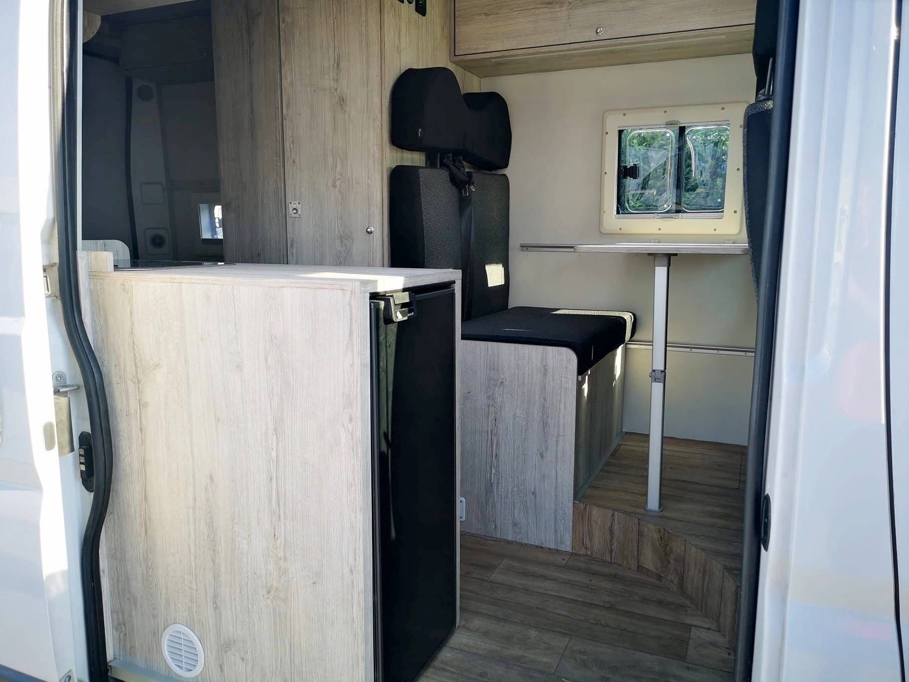 Dining Area Fiat Ducato 540 - Yescapa