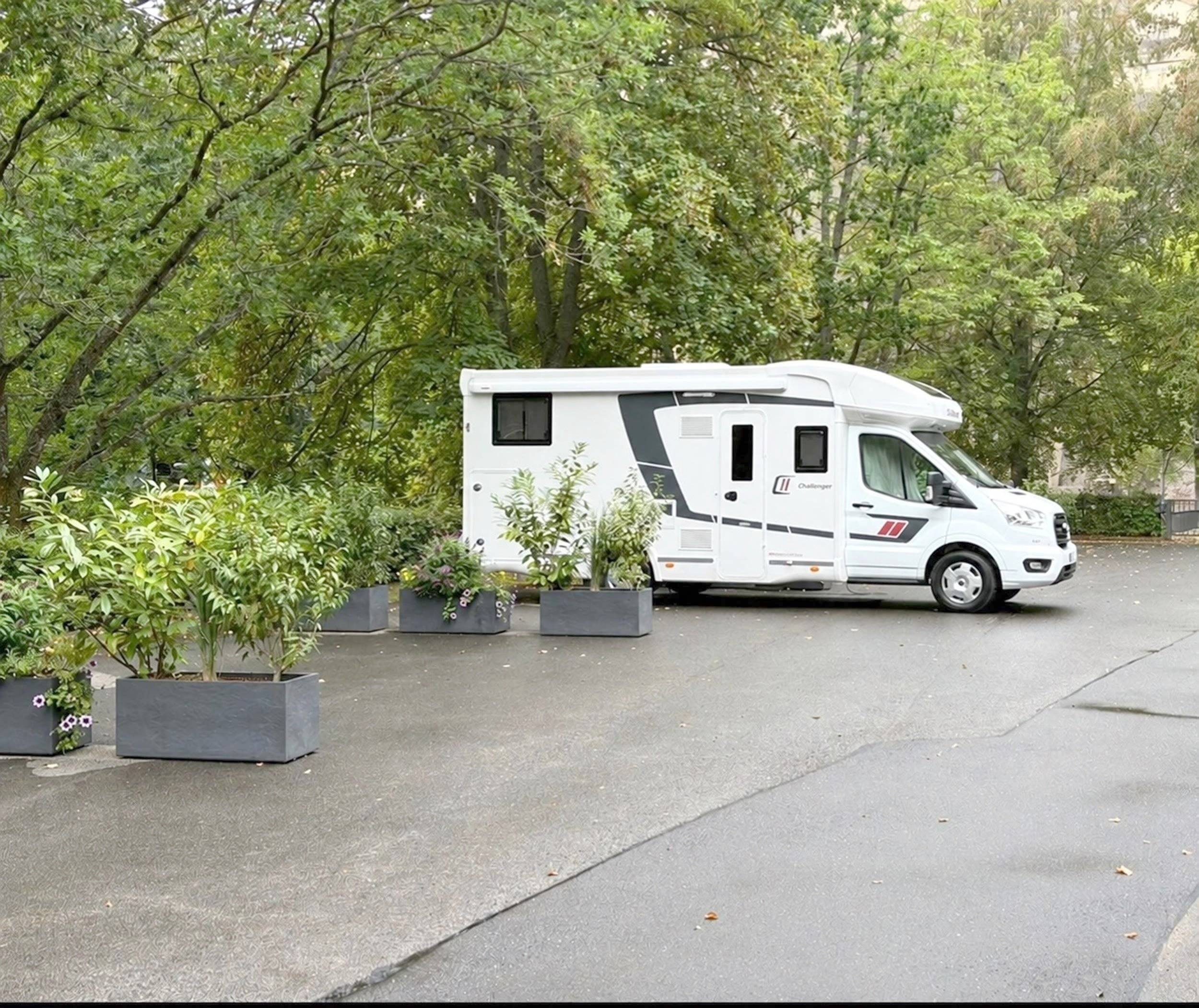Front view from 3/4 Ford - Yescapa