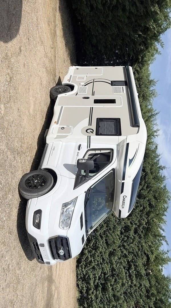 Front view from 3/4 Ford - Yescapa