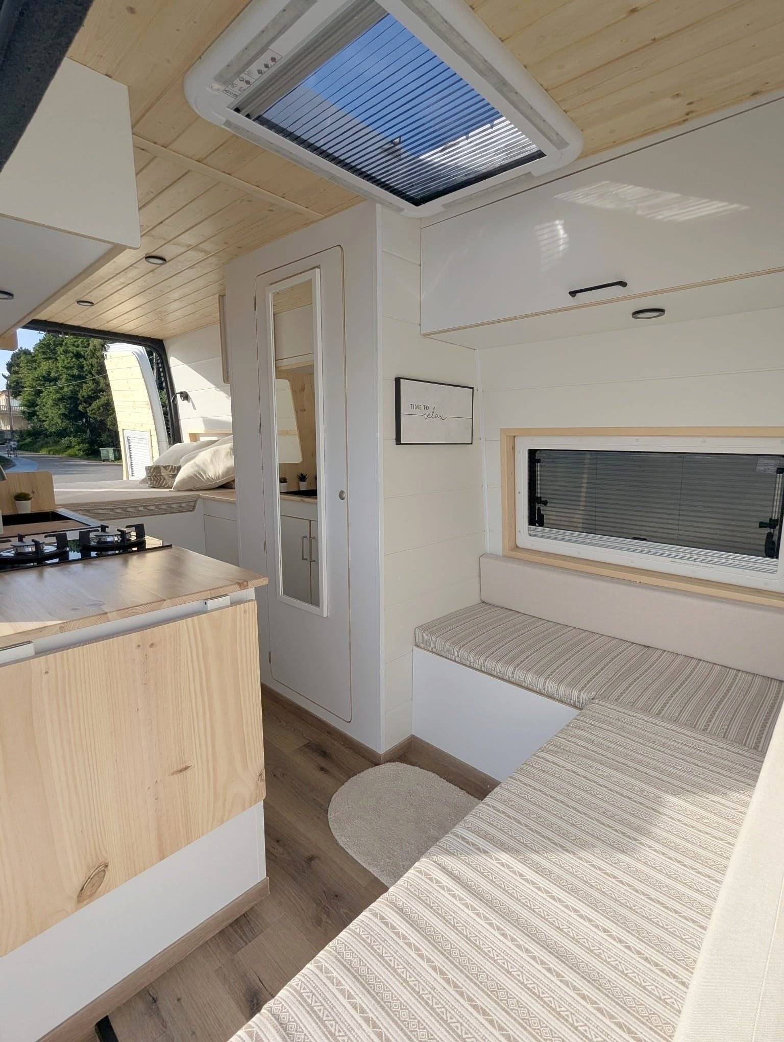 Front view from 3/4 Ford Transit 125 ch - Yescapa