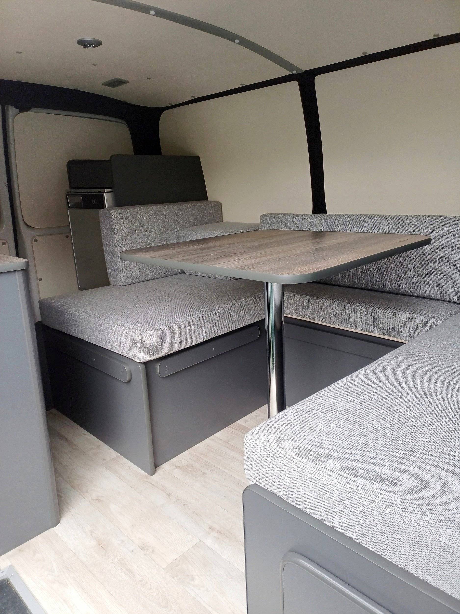 pyrénéens van perpignan camper van bleu satin