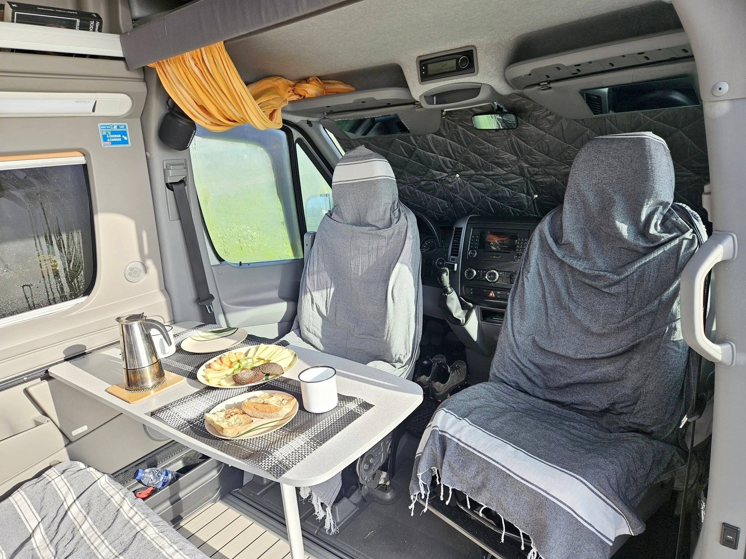 Dining Area Volkswagen - Yescapa