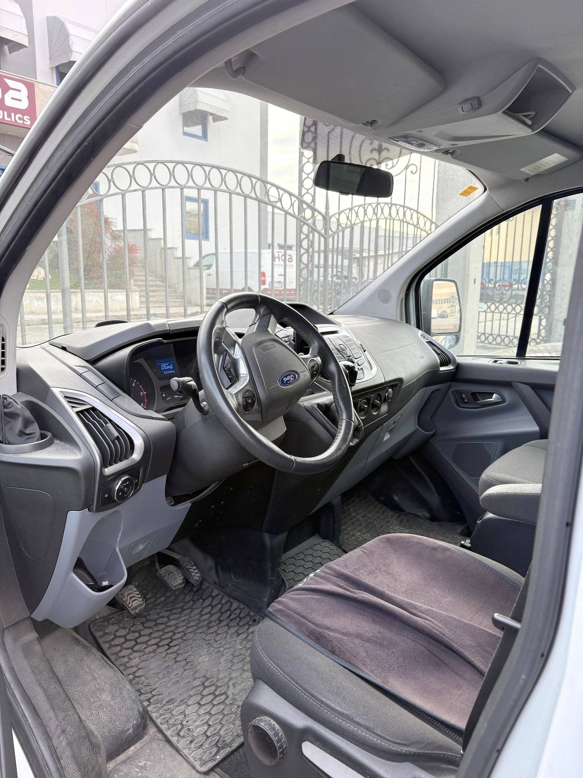 Fahrerbereich Ford Transit 2,2 l 155 ch - Yescapa