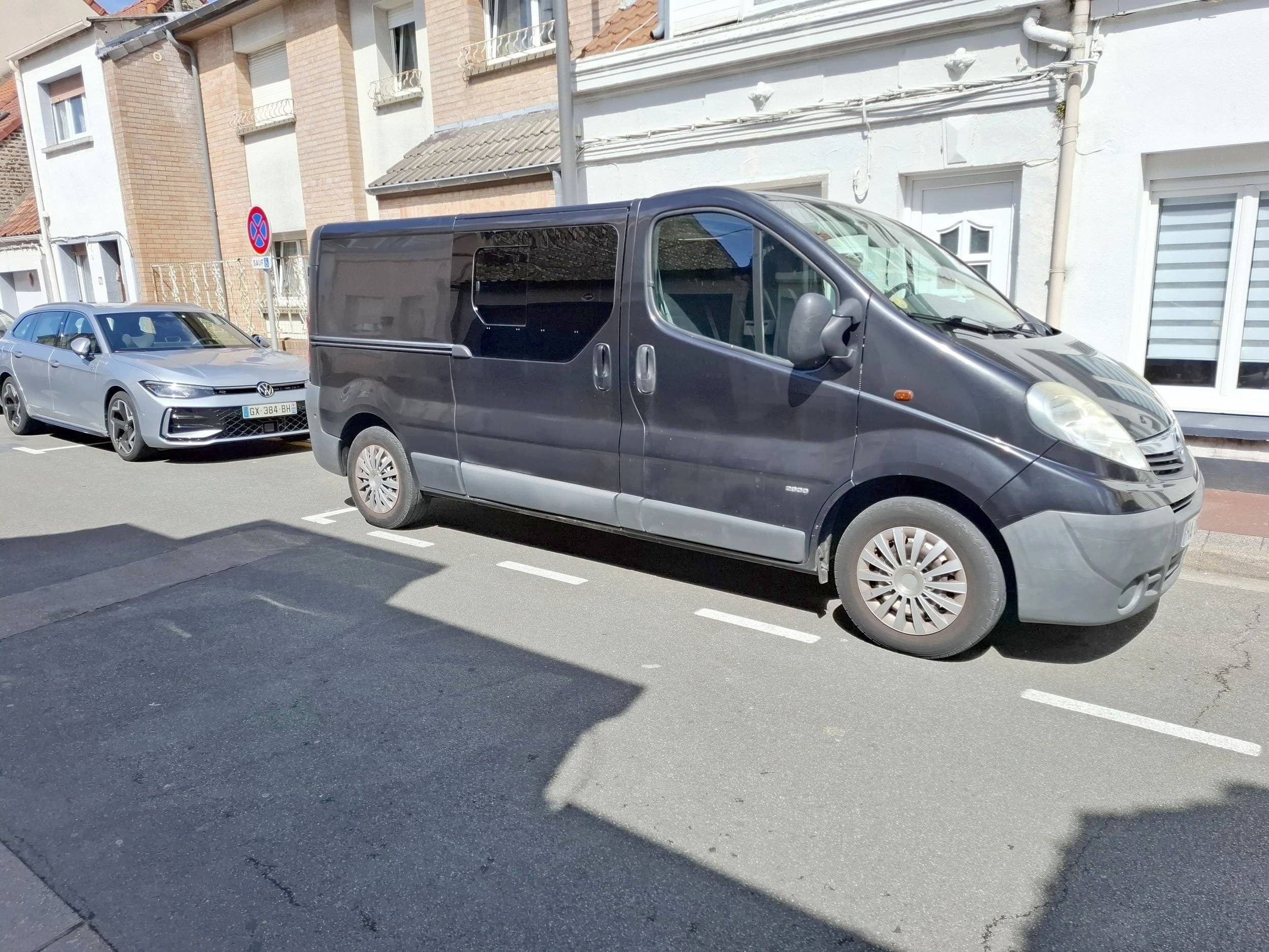 Front view from 3/4 Opel Vivaro L2H1 - Yescapa
