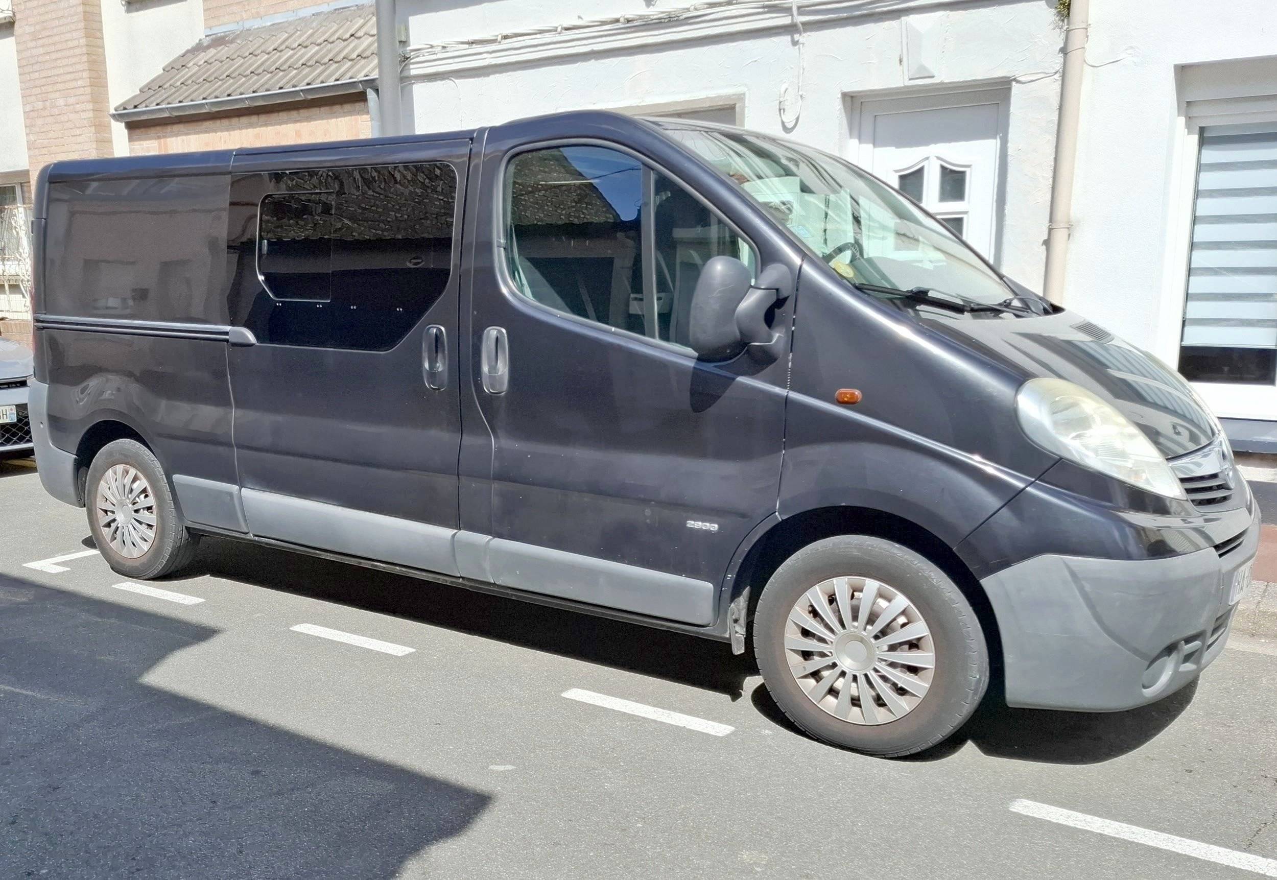 Front view from 3/4 Opel Vivaro L2H1 - Yescapa