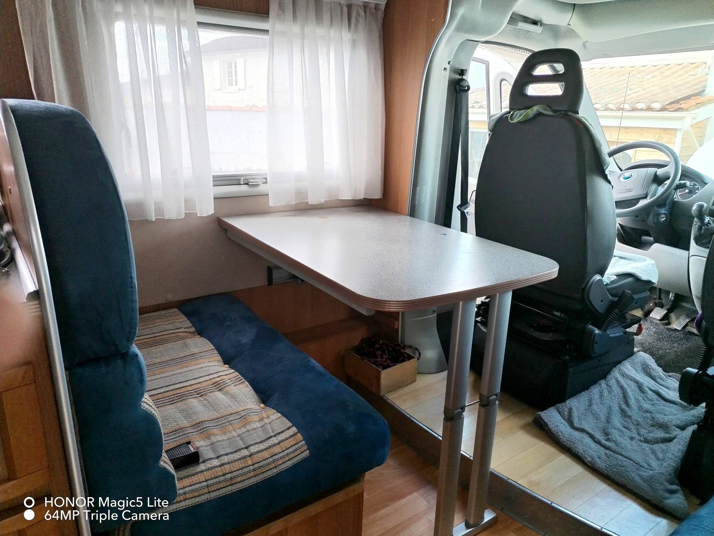 Dining Area Fiat Ducato 2,3 l Multijet 130 ch. - Yescapa