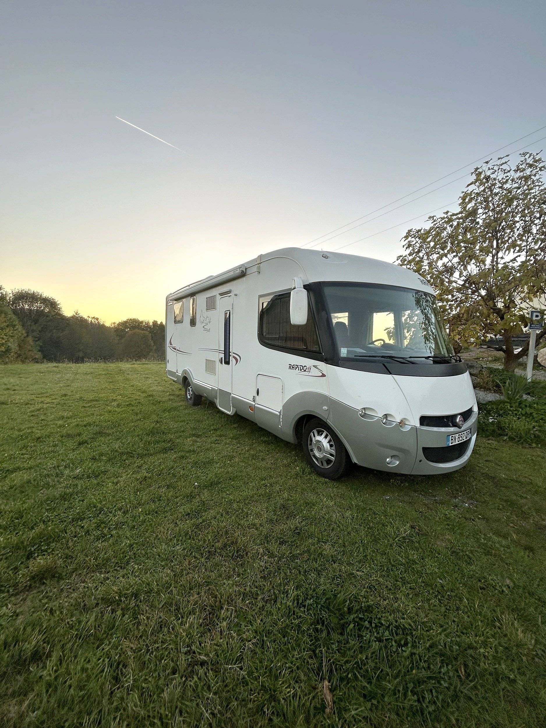 Vista de 3/4 Fiat Ducato 2,3 l 130 ch Al-Ko - Yescapa