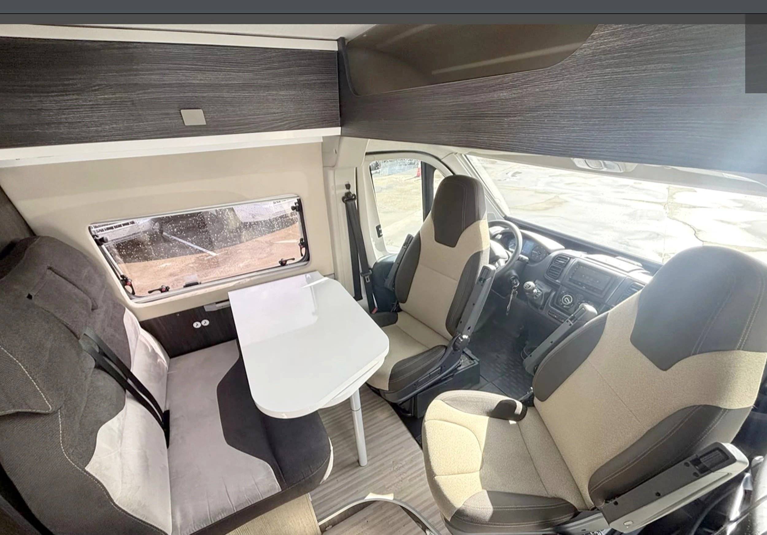 Área de jantar Fiat Ducato 2,2 l Multijet 130 ch. - Yescapa