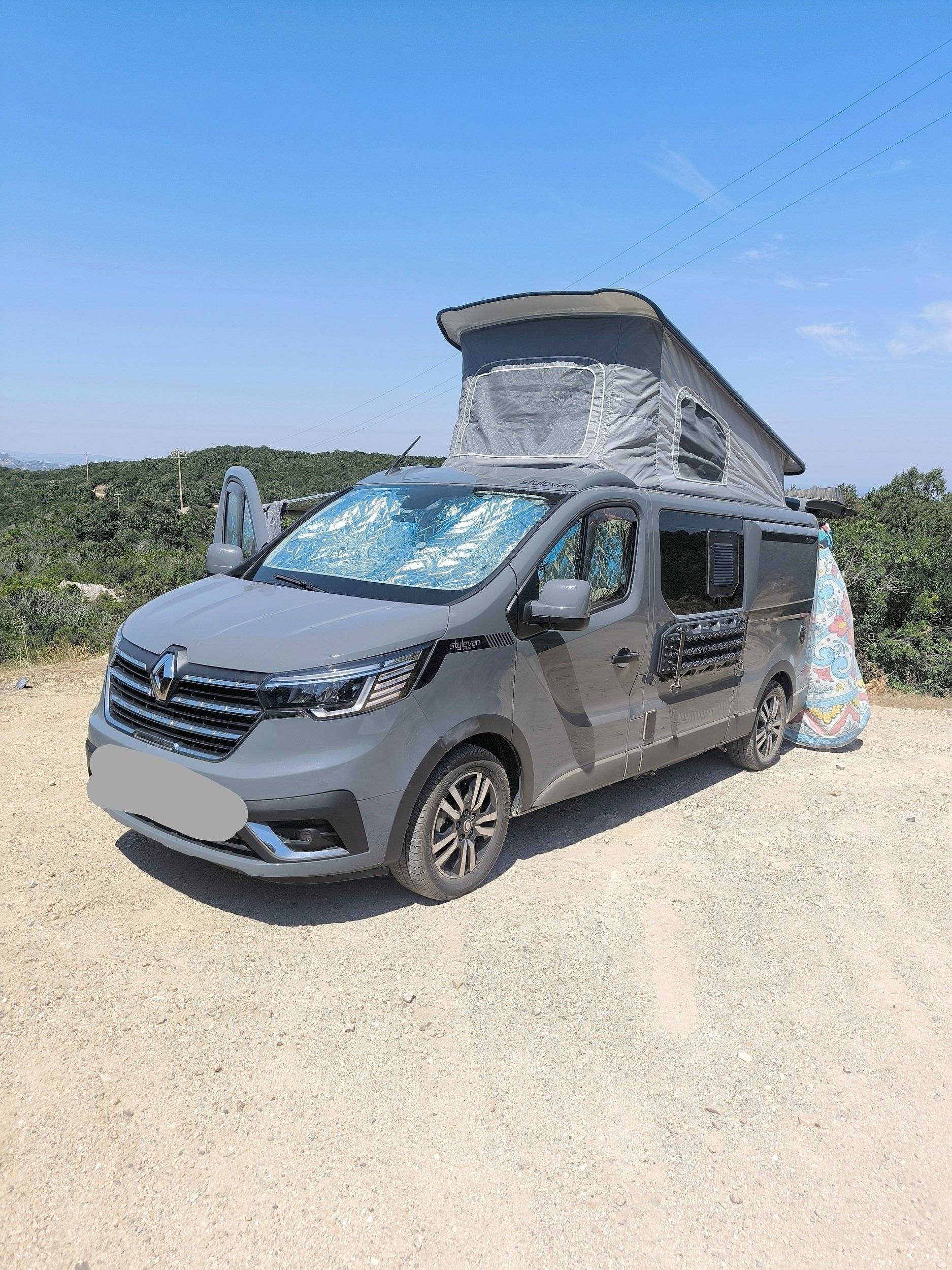 schräge Vorderansicht Renault - Yescapa