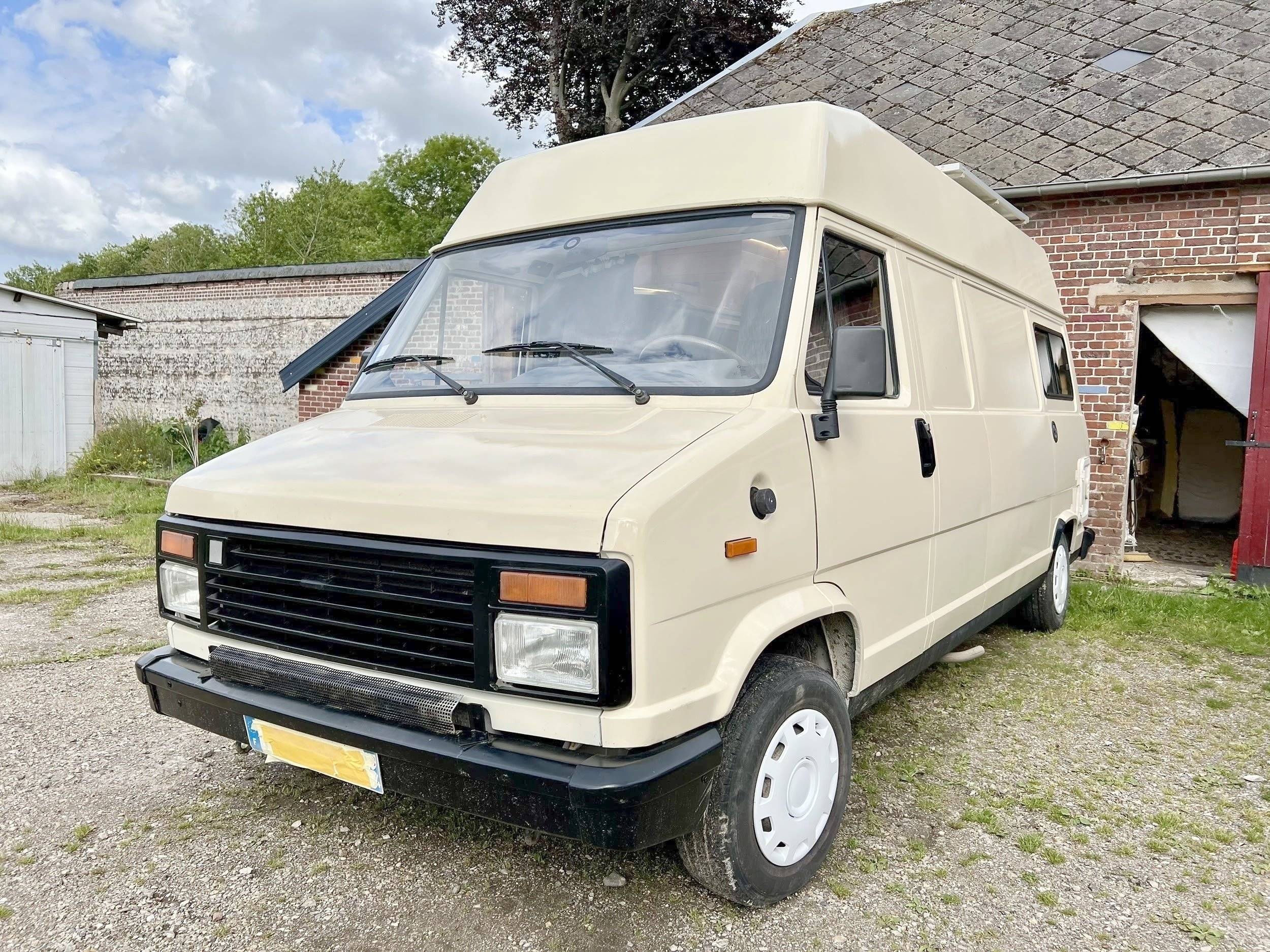 Vista de 3/4 Citroën C25 2.5d - Yescapa