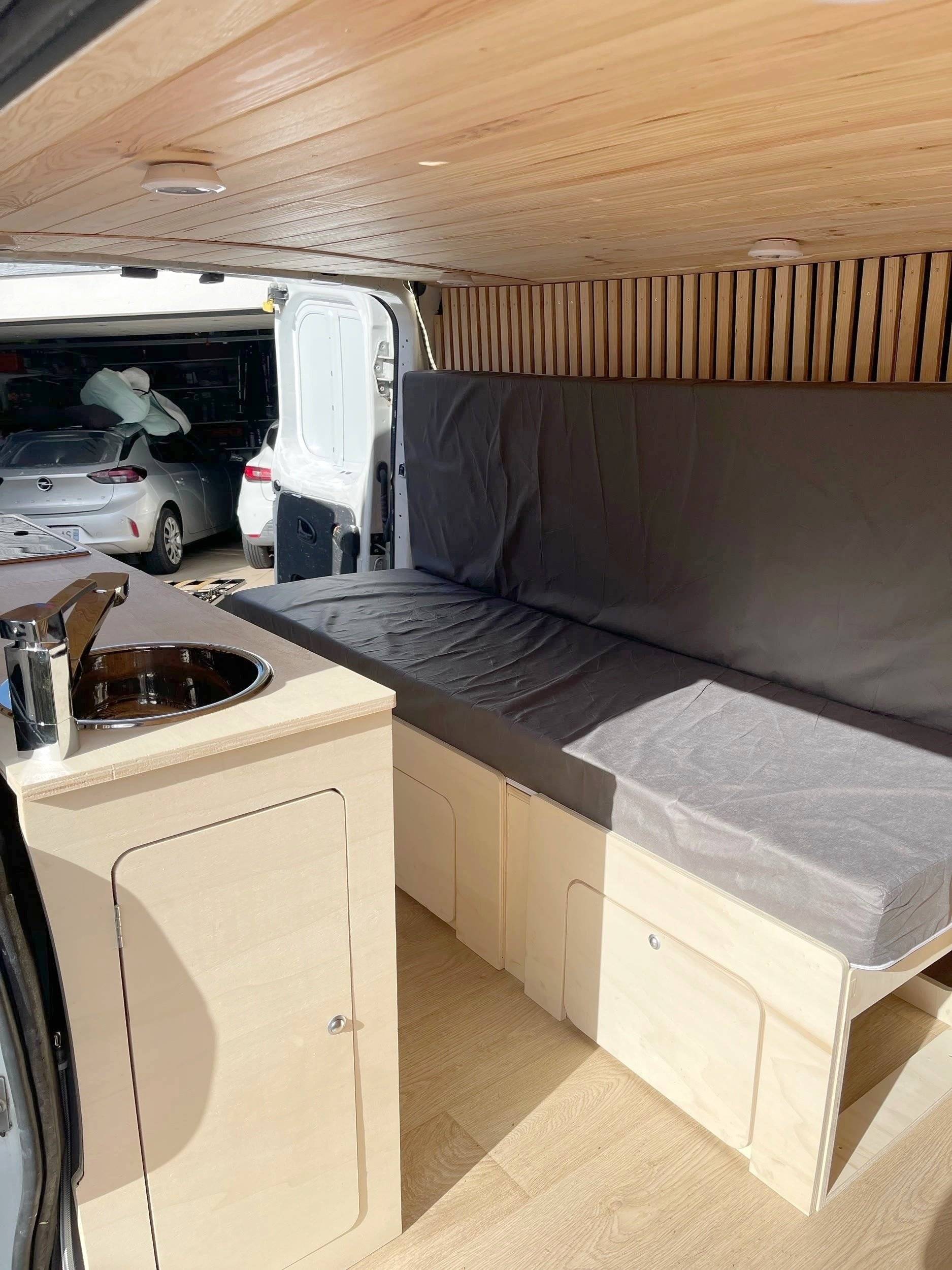 Couchages Renault Trafic III L2H1       1,6 l 125 ch - Yescapa