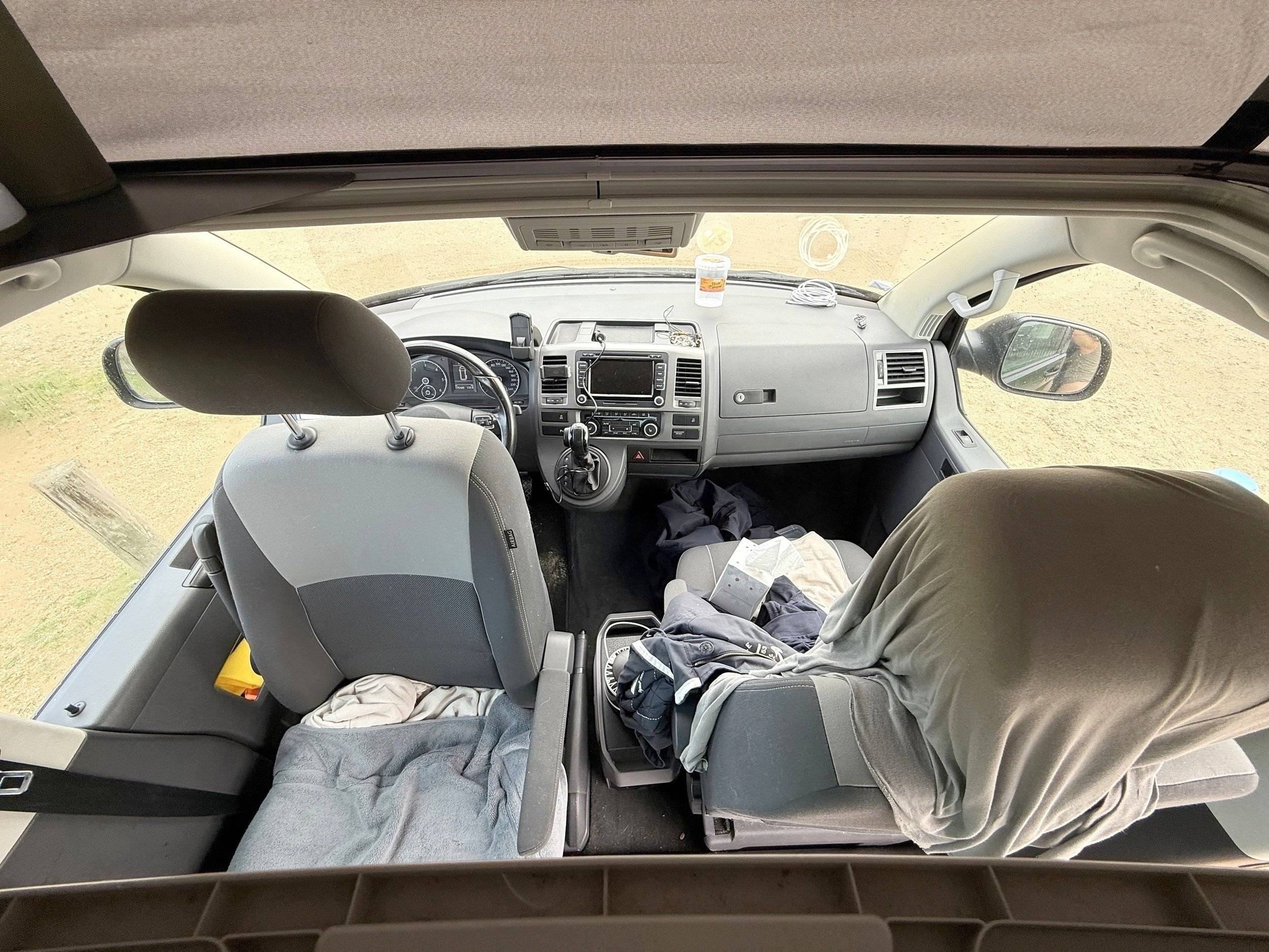 Fahrerbereich Volkswagen T5 California Beach - Yescapa
