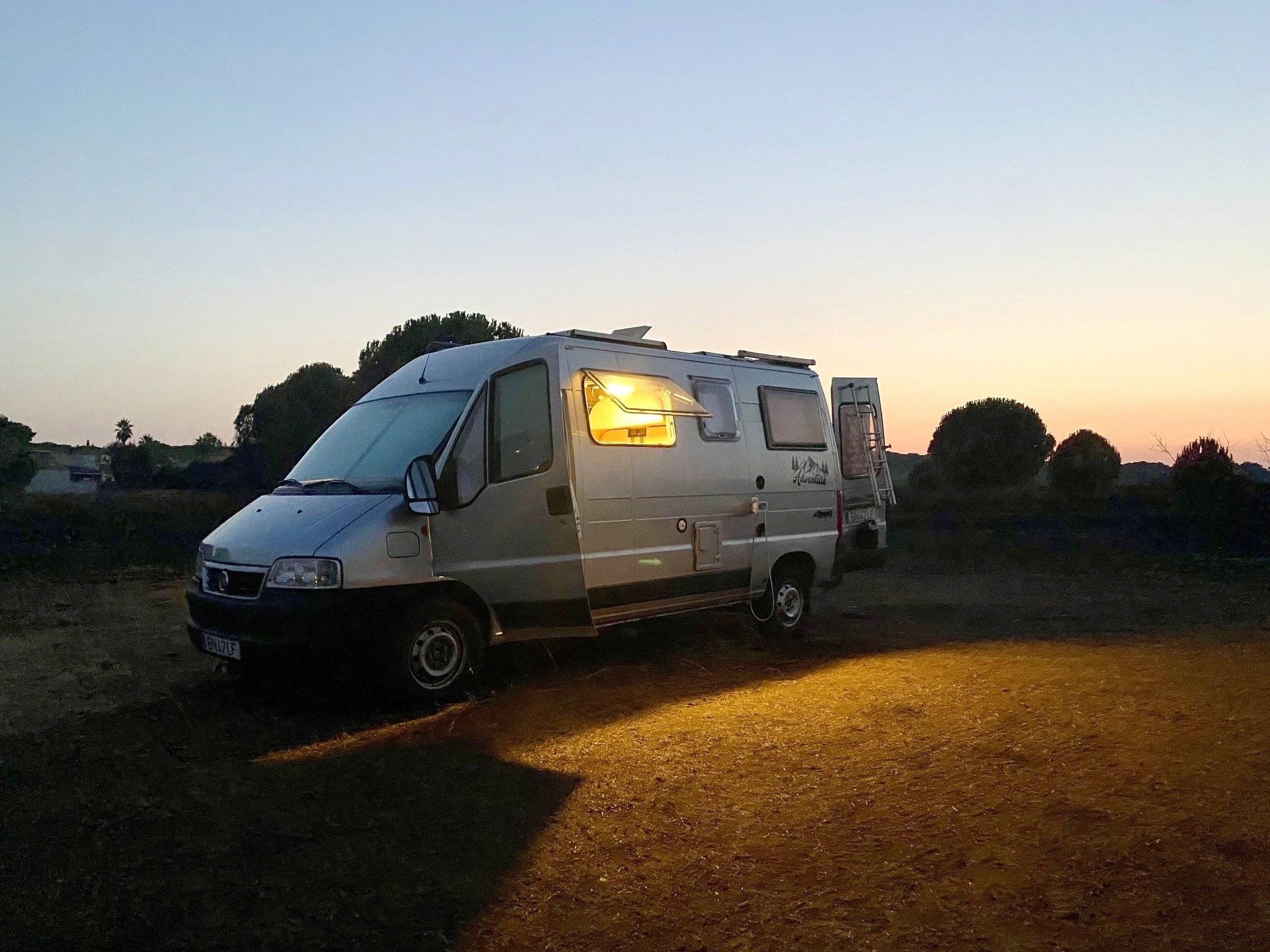 Front view from 3/4 Fiat Ducato 2.8 JTD - Yescapa