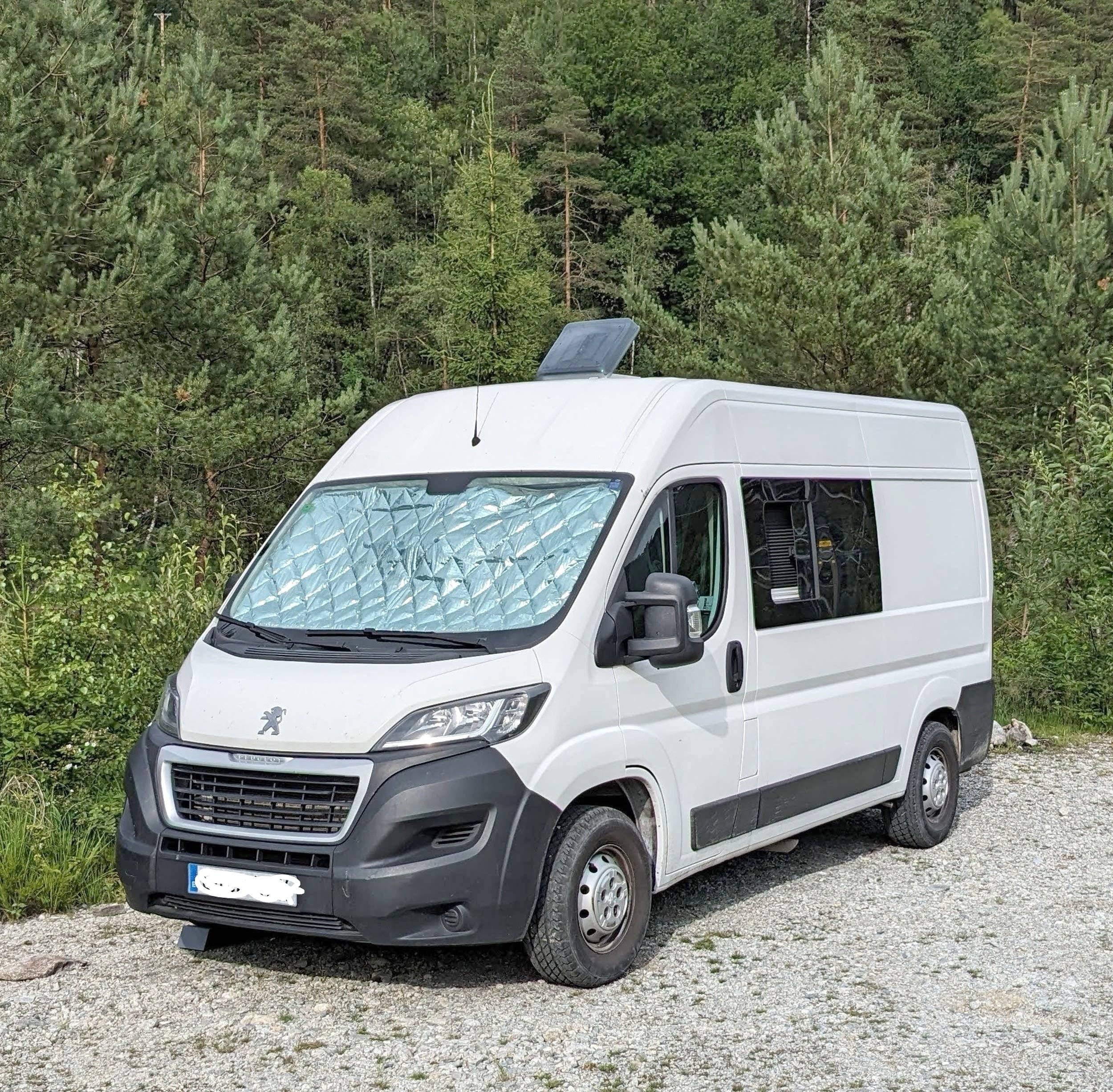 schräge Vorderansicht Peugeot Boxer - Yescapa