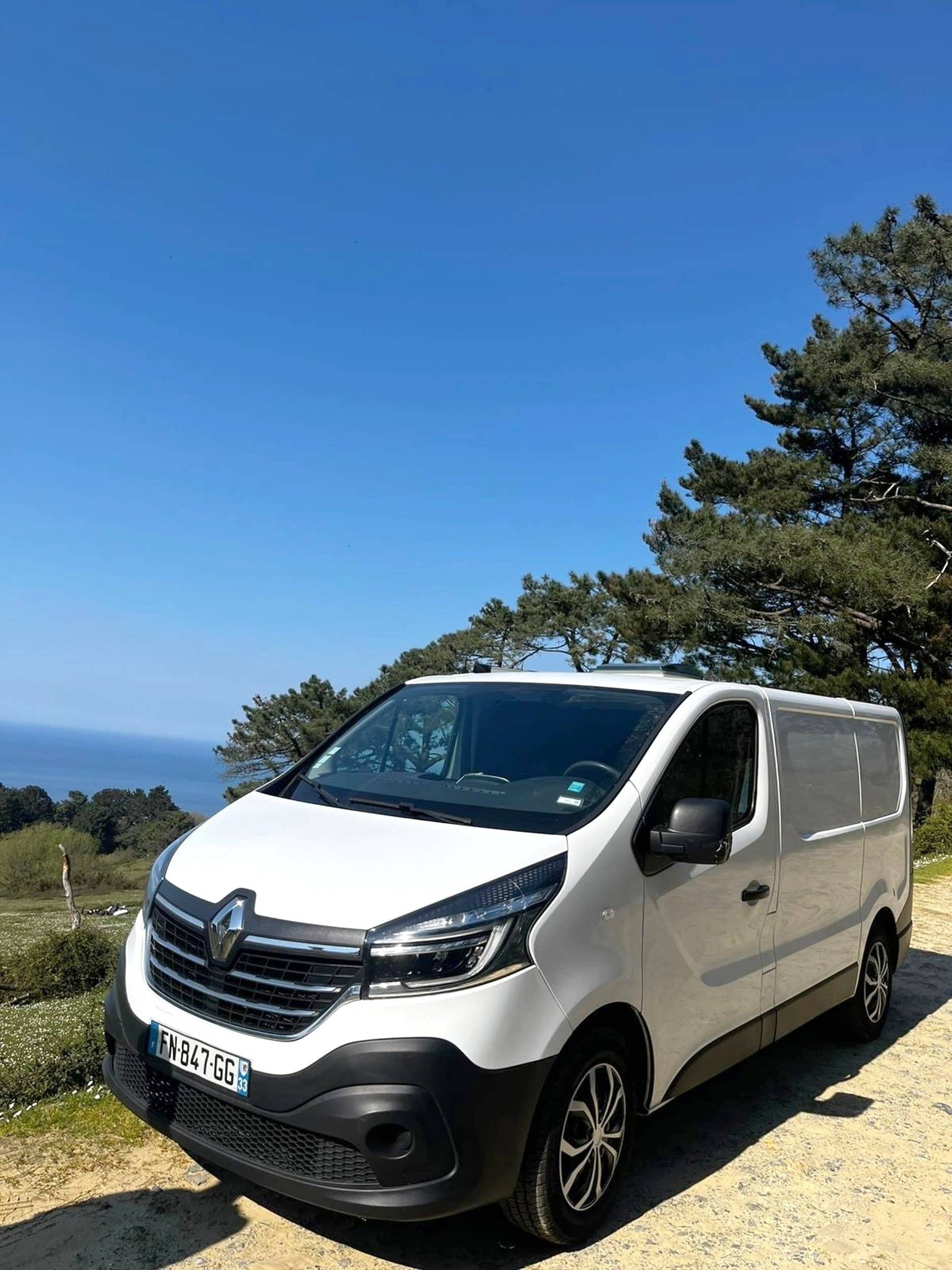 schräge Vorderansicht Renault Trafic 2,0 l dCi 120 ch. - Yescapa