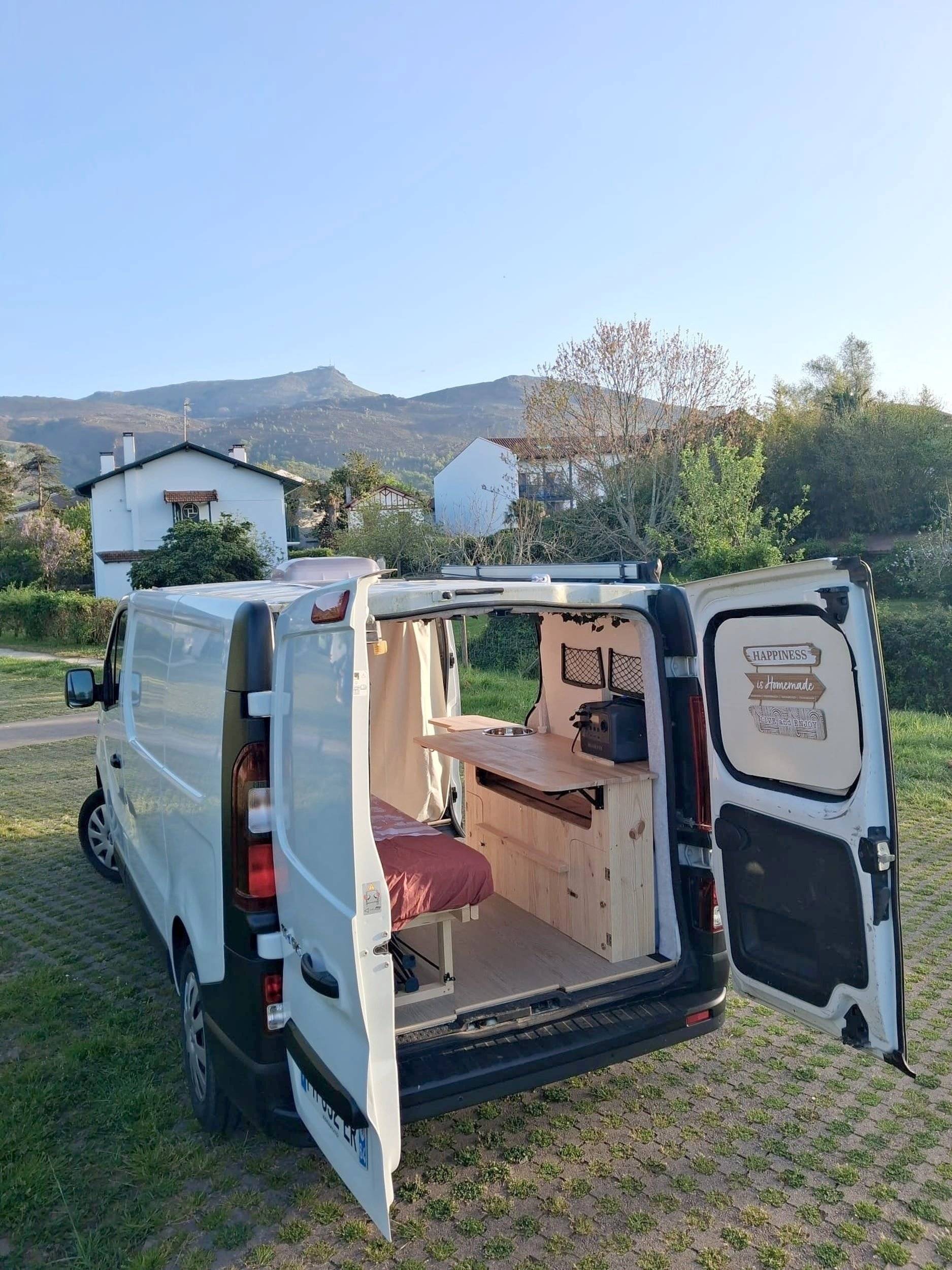 Vista del vehicle angle davanter Renault Trafic 1,6 l 120 ch - Yescapa