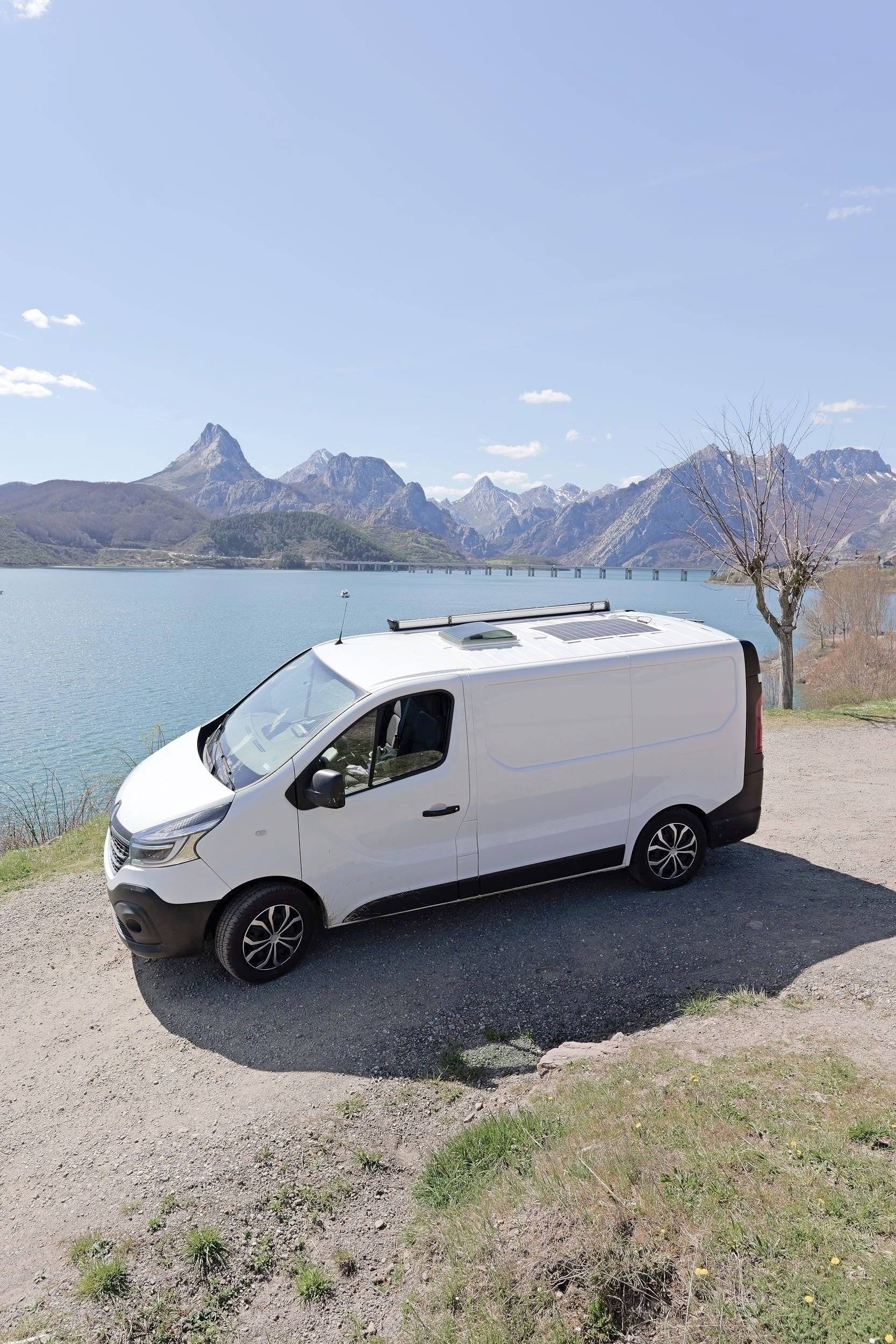 Vista del vehicle angle davanter Renault Trafic 1,6 l 120 ch - Yescapa