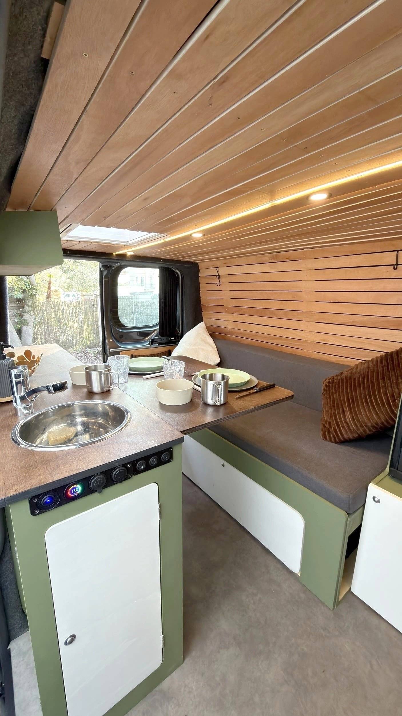 Coin repas Ford Transit Custom 2,0 l 130 ch - Yescapa