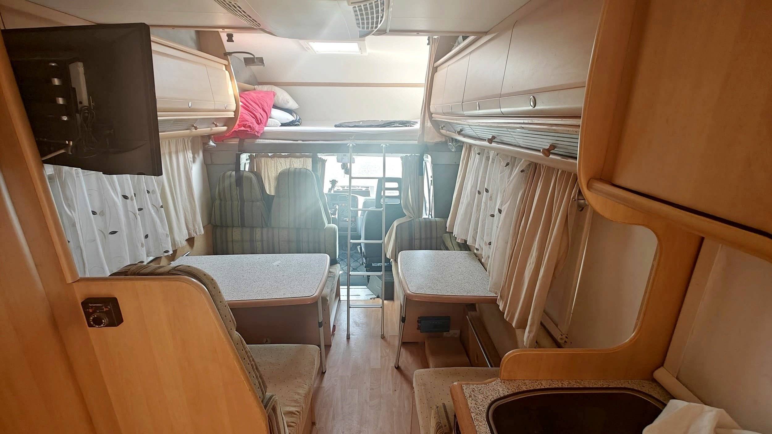 Dining Area Fiat Ducato 2,8 l 115 ch/Al-Ko - Yescapa
