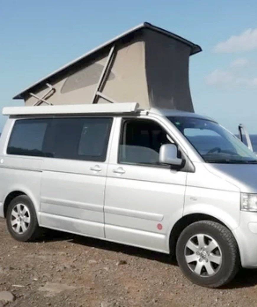 Vue avant de 3/4 Volkswagen T5 2,5 l 130 ch - Yescapa