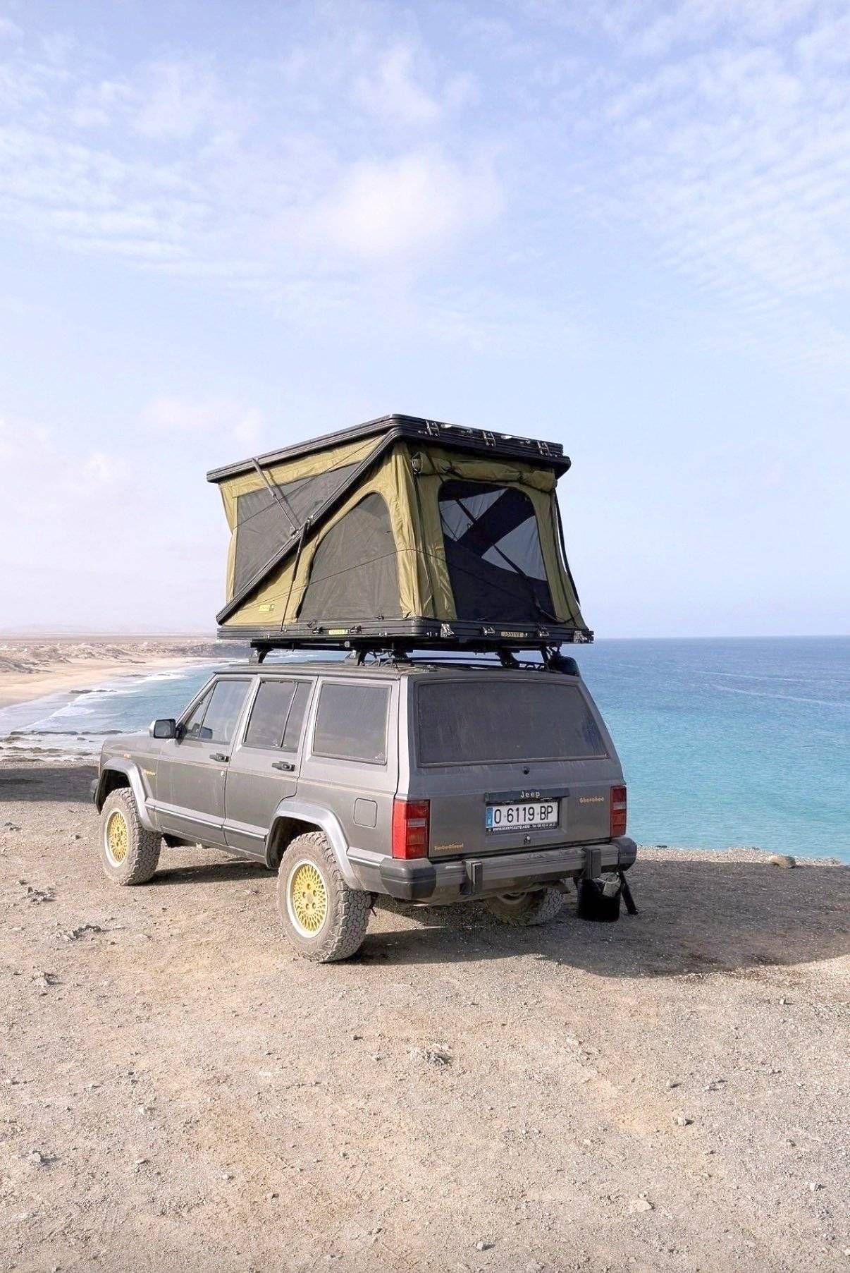 Vista frontale a ¾ Jeep Cherokee Limited - Yescapa