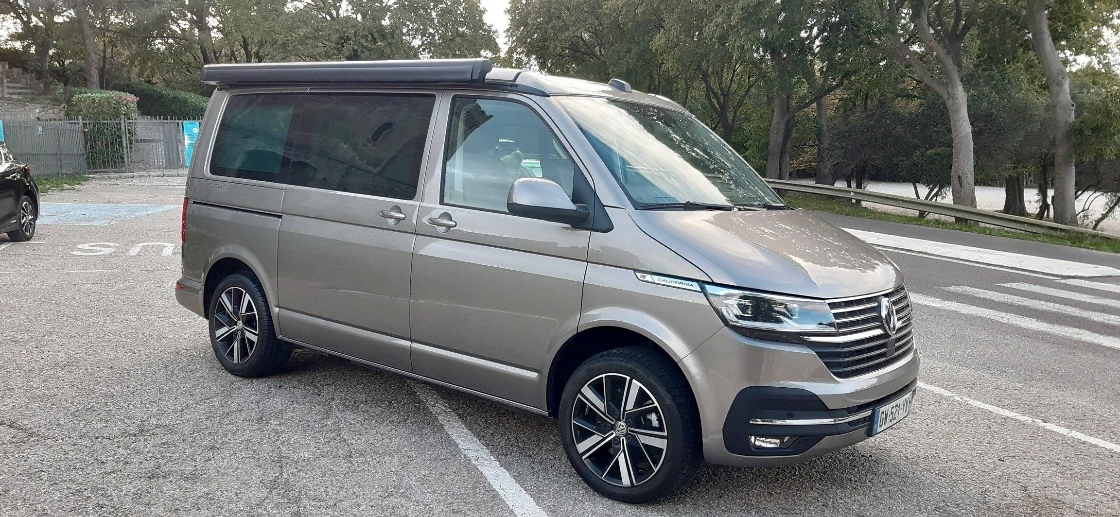 Vue avant de 3/4 Volkswagen Volkswagen T6.1 California - Yescapa