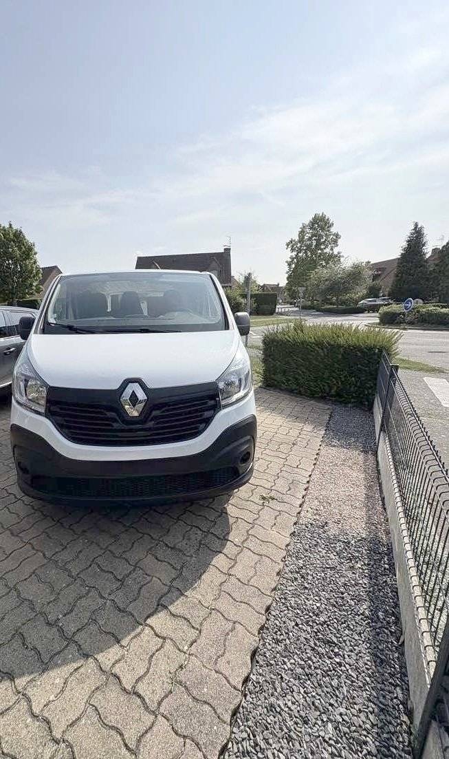 Front view from 3/4 Renault trafic 3 H1L2 - Yescapa