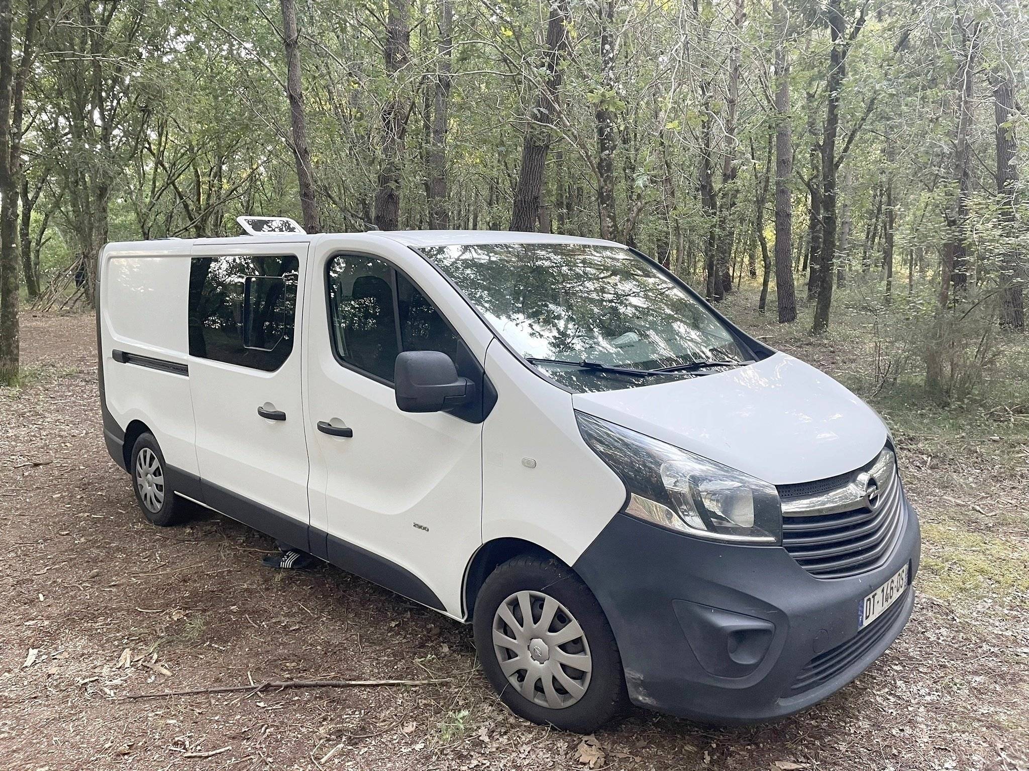 Vista frontale a ¾ Opel Vivaro L2 | 1.6 CDTI | 90cv - Yescapa