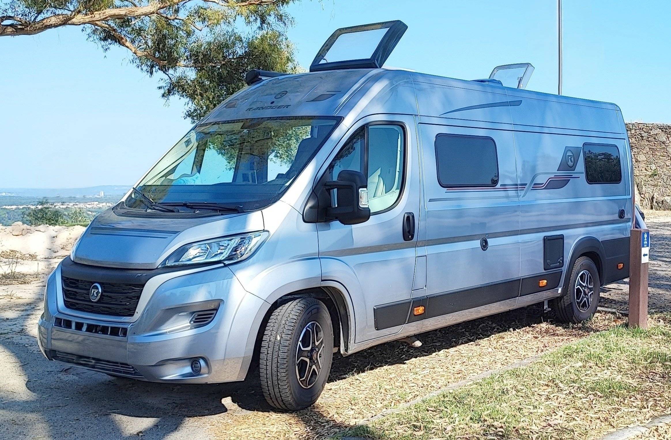 Vista frontale a ¾ Fiat Fiat Ducato 2.2 Multijet 140 cv - Yescapa