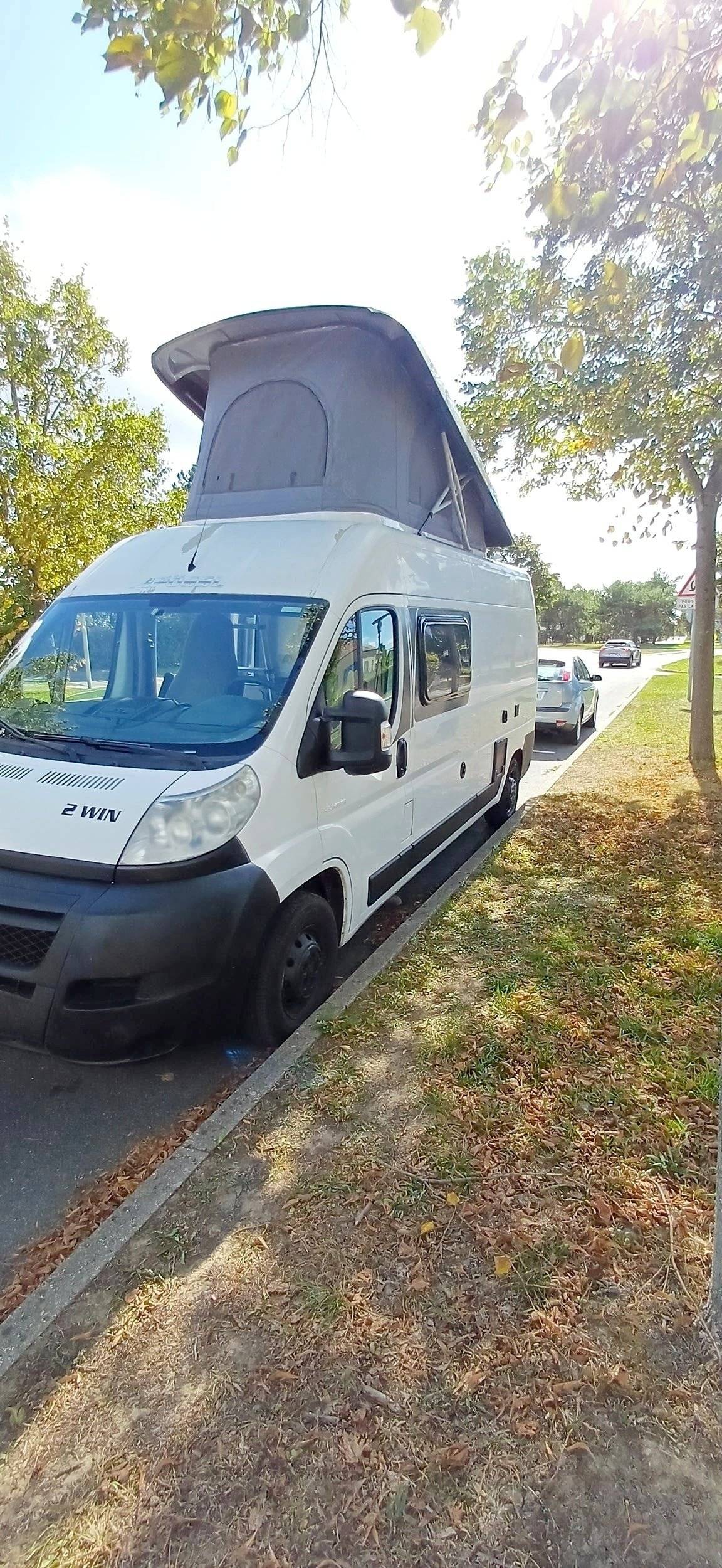 Vue avant de 3/4 Citroën Jumper 2,2 l 120 ch - Yescapa