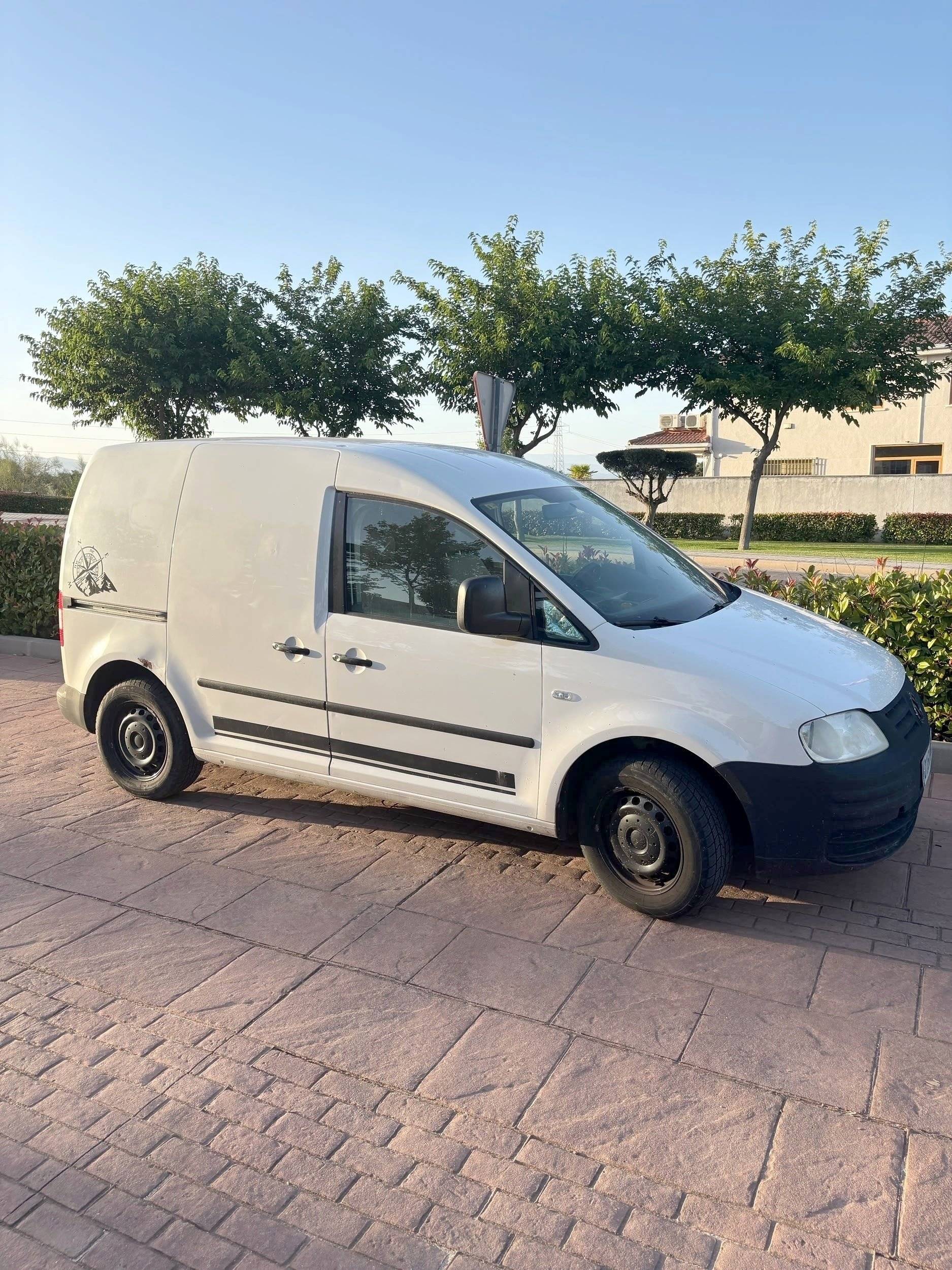 Comedor Volkswagen Caddy 1,6 l 75 ch - Yescapa