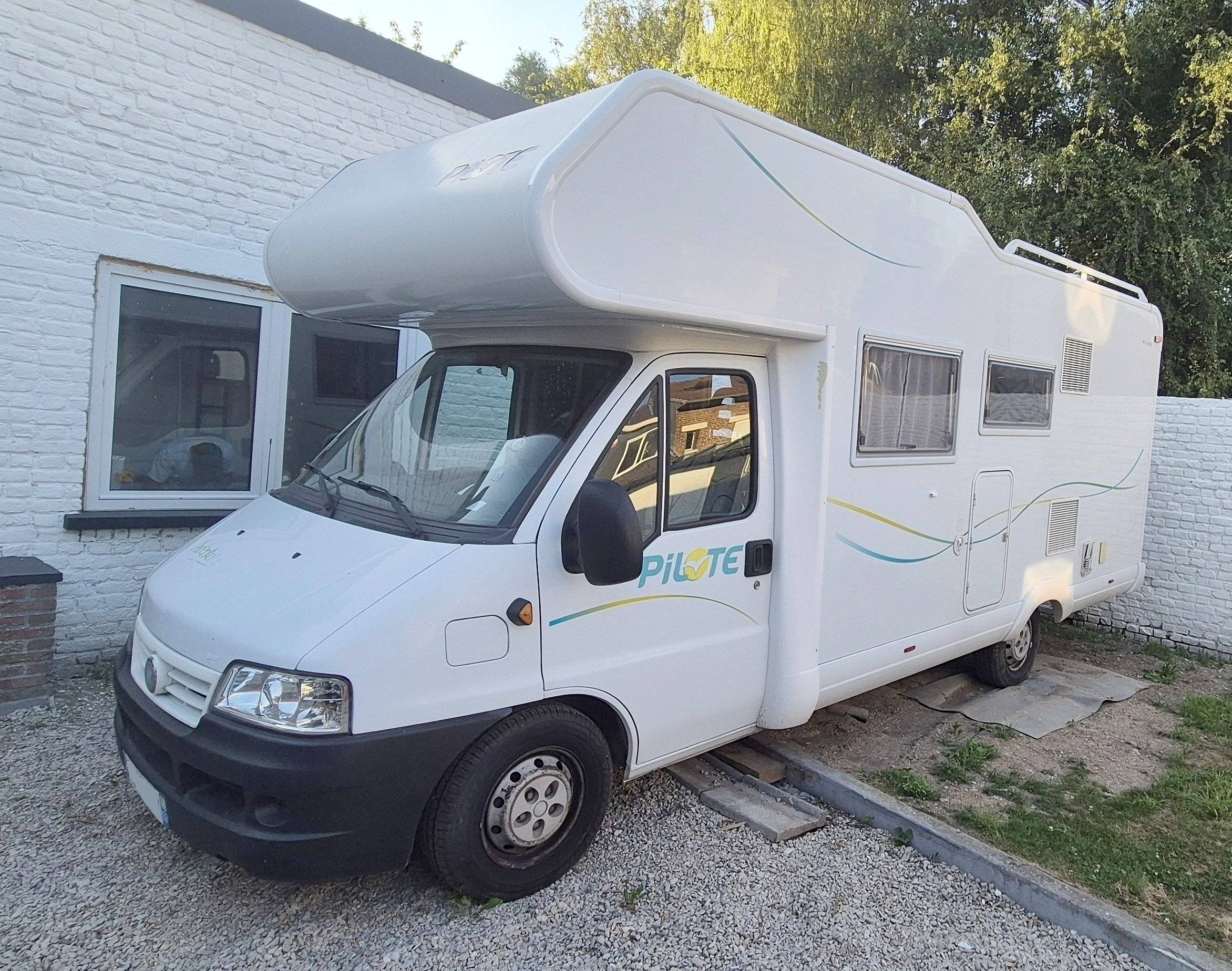 Vista del vehicle angle davanter Fiat Ducato 2,8 l 115 ch/Al-Ko - Yescapa