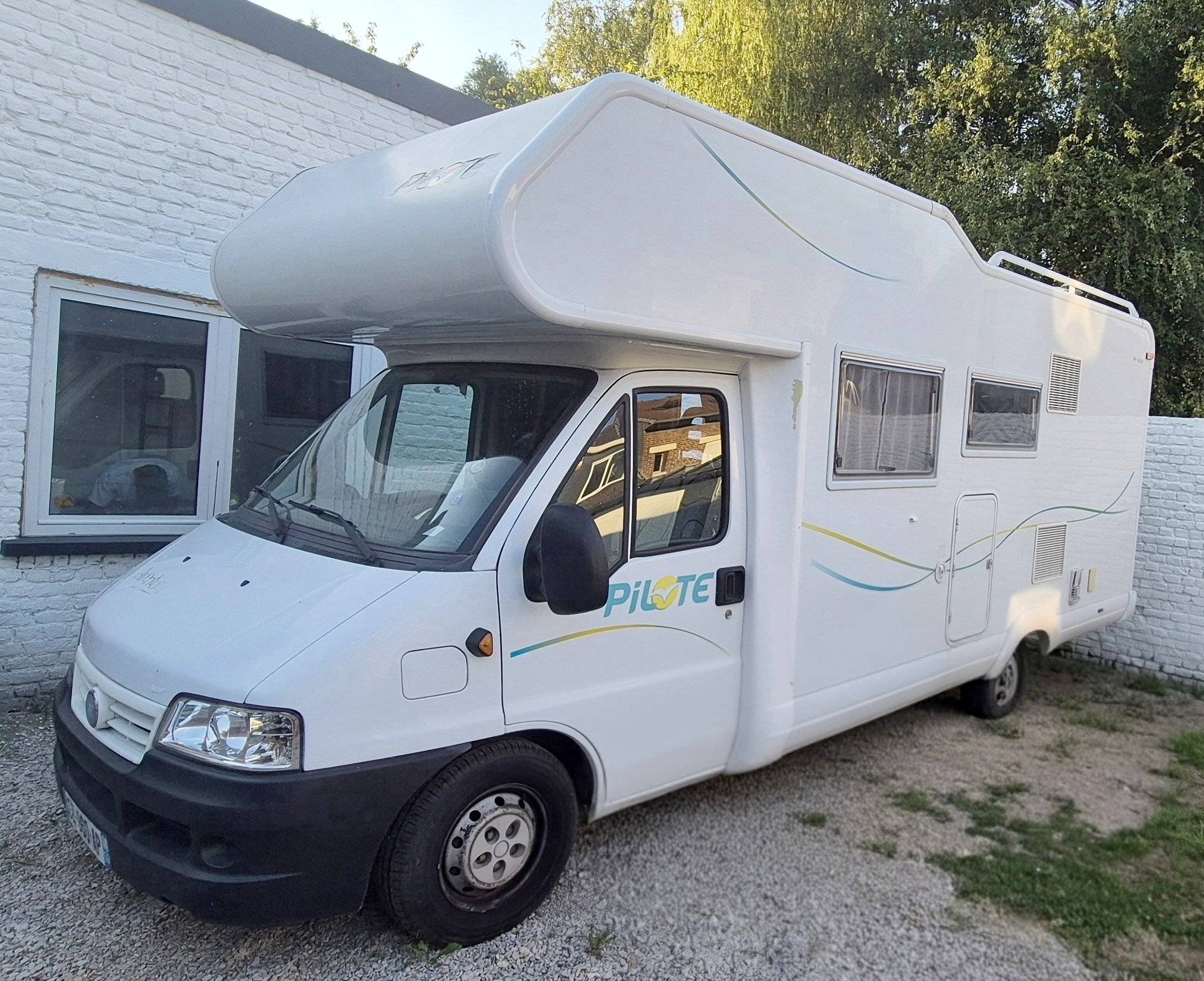 Vista del vehículo ángulo delantero Fiat Ducato 2,8 l 115 ch/Al-Ko - Yescapa
