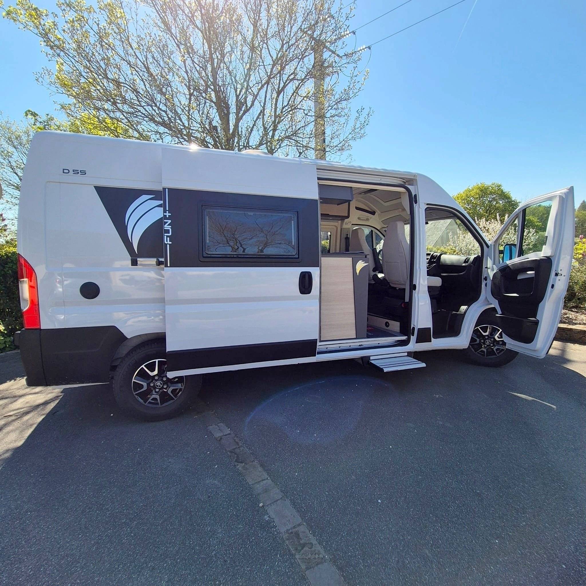 Vista frontale a ¾ Peugeot boxer 2,2l HDI 120 ch - Yescapa
