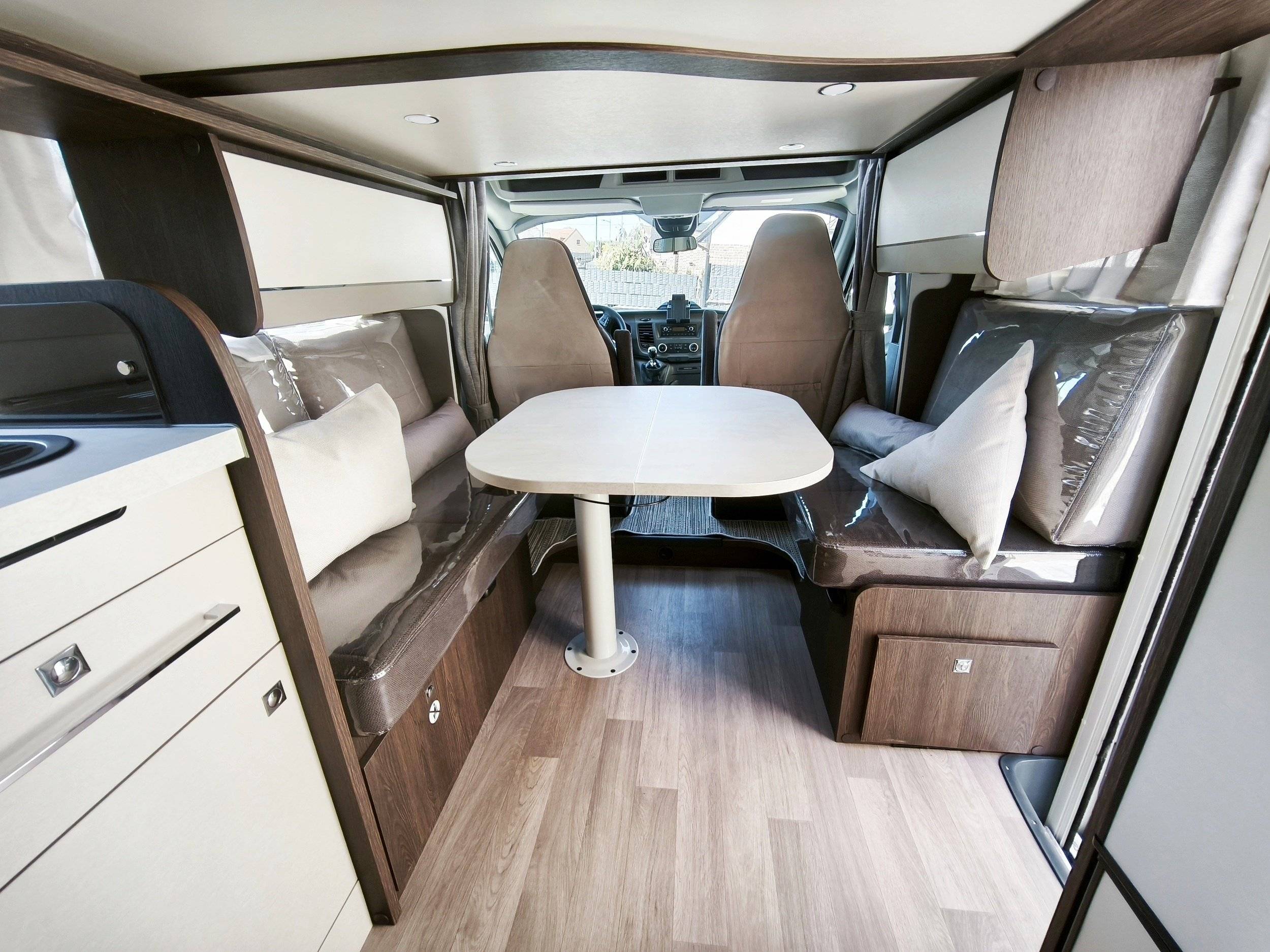 Dining Area Ford Transit 2,0 l 170 ch - Yescapa