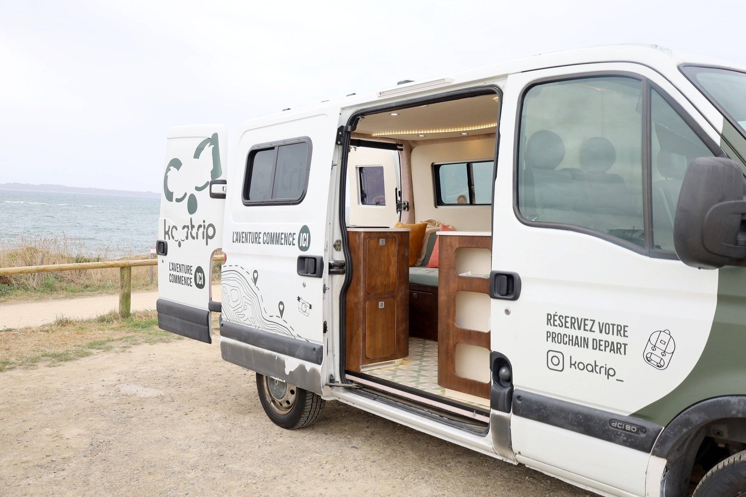 schräge Vorderansicht Renault Renault Master II DCI80 - Yescapa