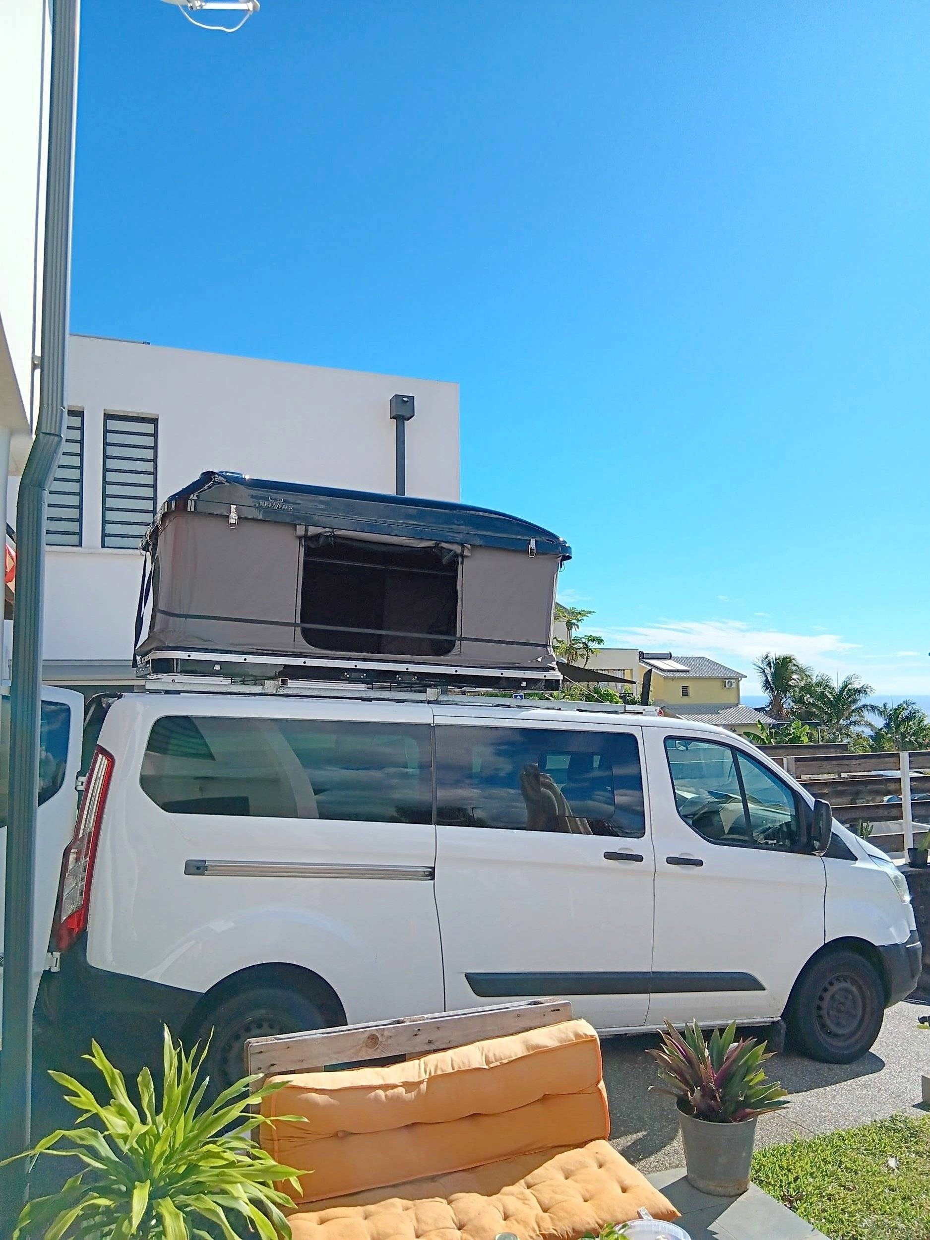 Vista del vehículo ángulo delantero Ford Transit 2,2 l 125 ch - Yescapa