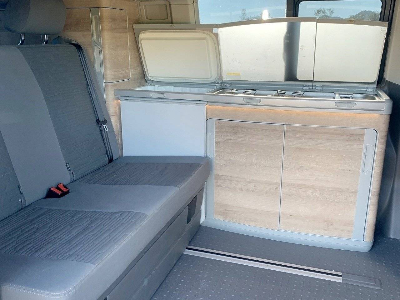 Dining Area Volkswagen T6 California OCEAN - Yescapa