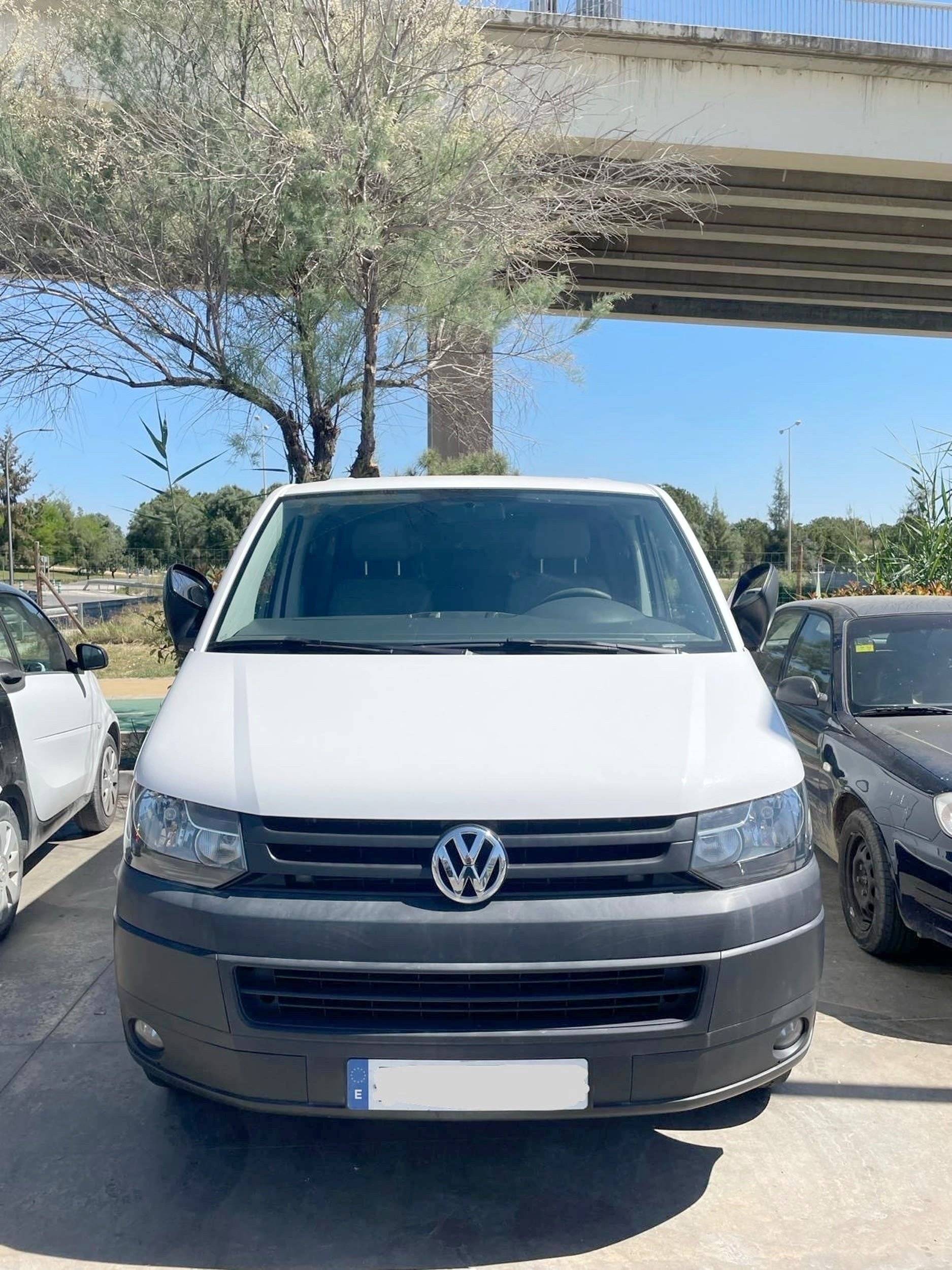 Vista del vehicle angle davanter Volkswagen T5.1 2.0 TDI 114ch - Yescapa