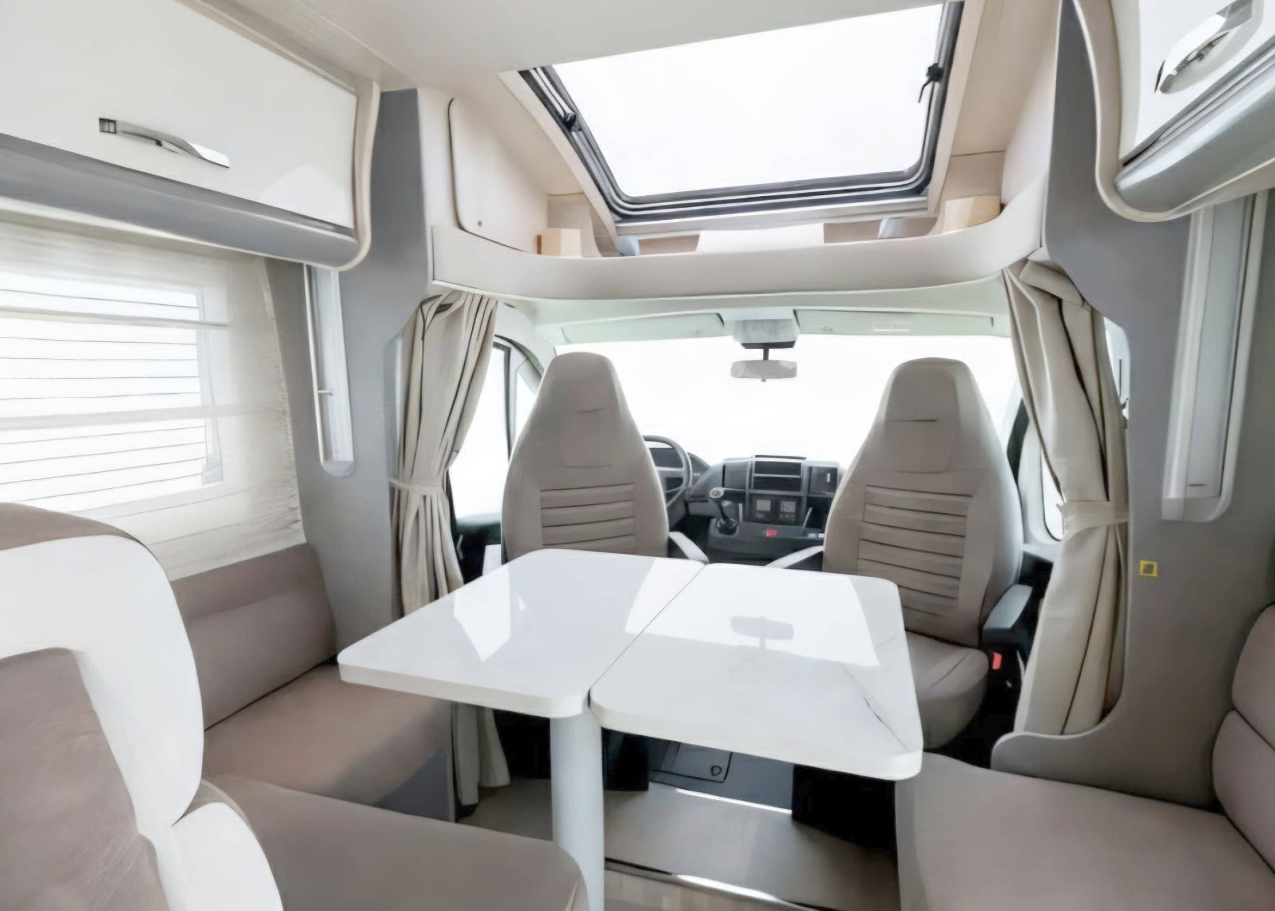 Dining Area Fiat Ducato 2,3 l 148 ch/Al-Ko - Yescapa