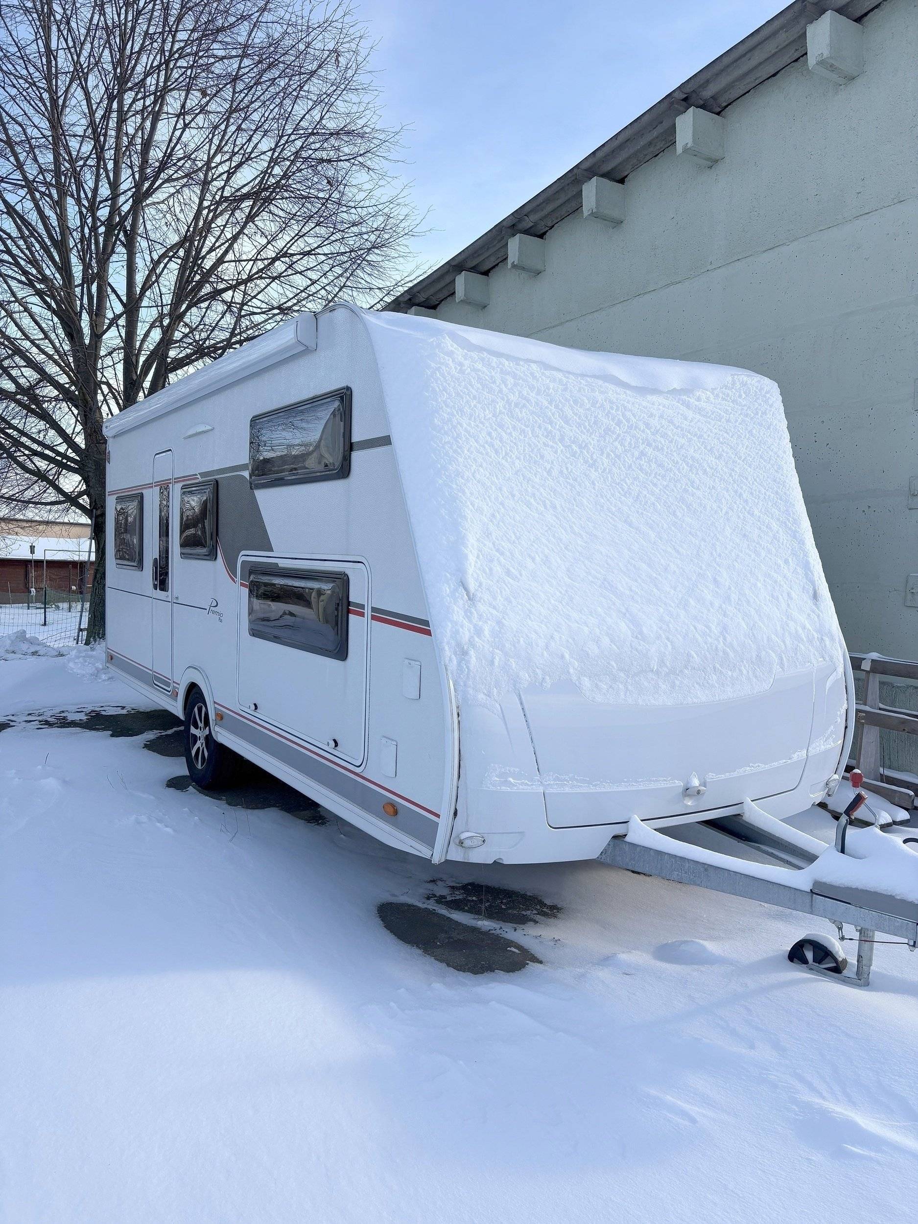 schräge Vorderansicht Bürstner - Yescapa