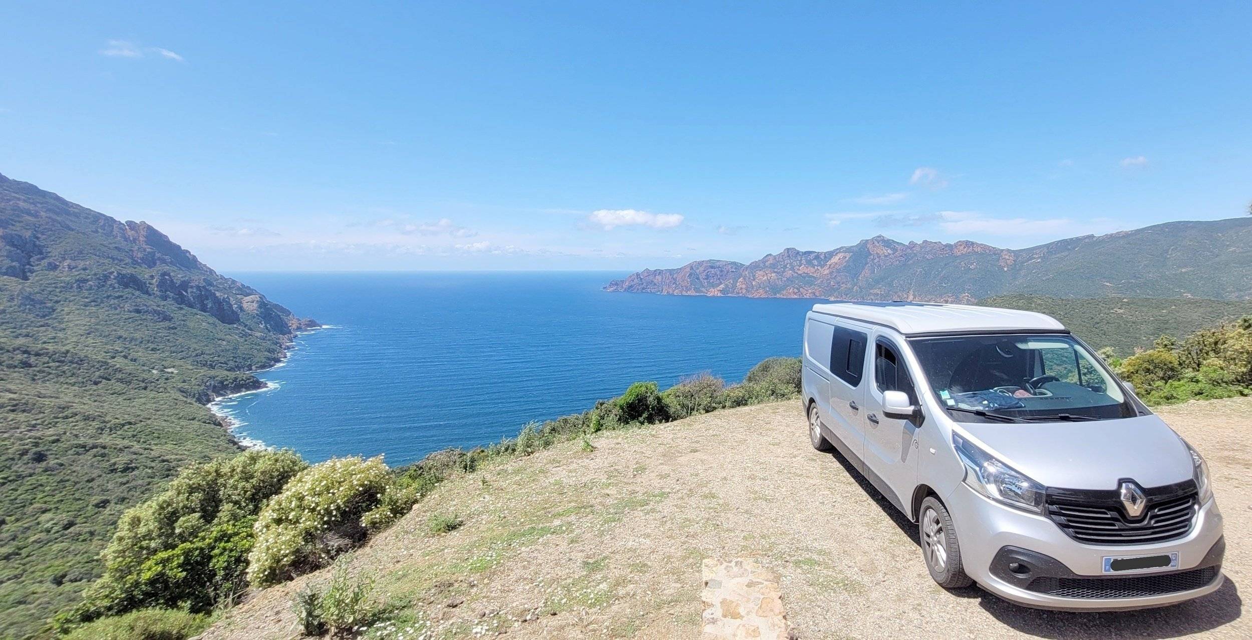 Vista frontale a ¾ Renault RENAULT TRAFIC III Grand Confort - Yescapa