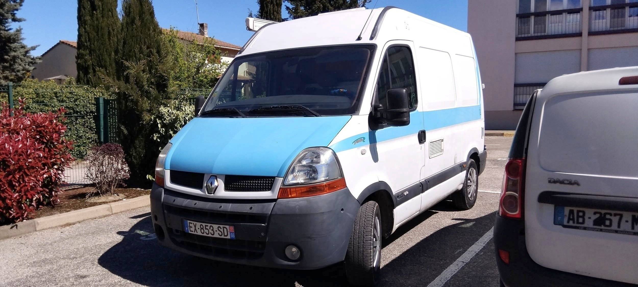 Front view from 3/4 Renault MASTER - Yescapa