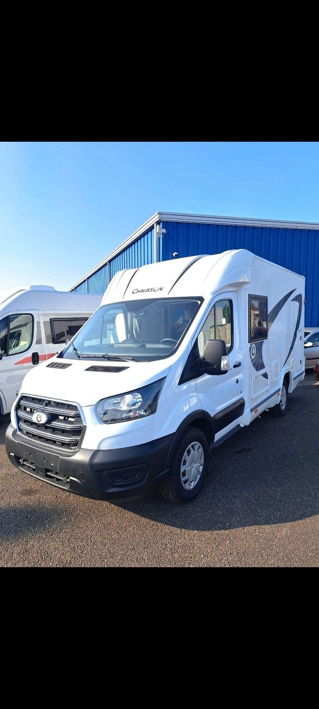 Front view from 3/4 Ford - Yescapa