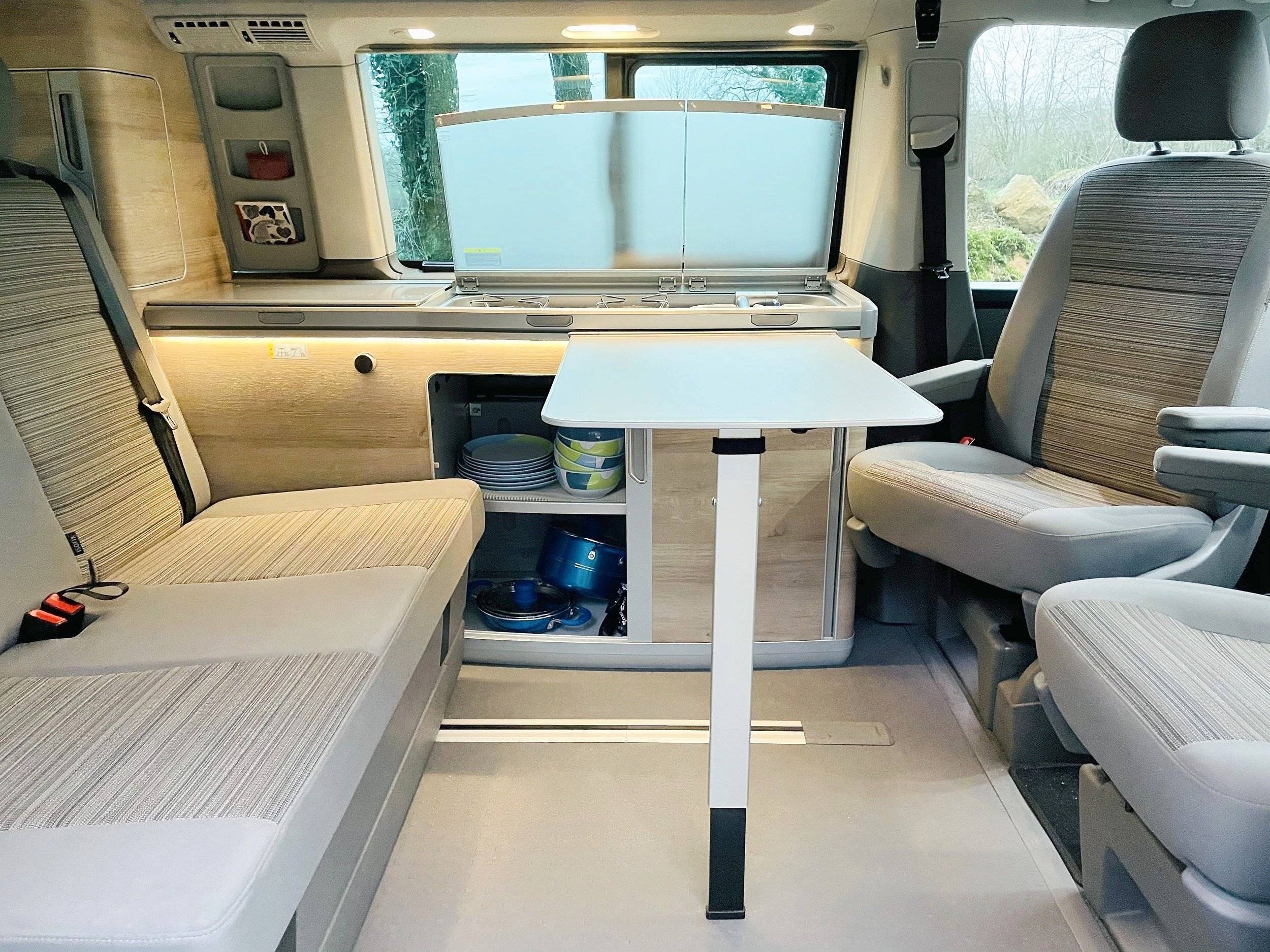 Coin repas Volkswagen T6.1 T6.1 150 CH DSG 7 - Yescapa