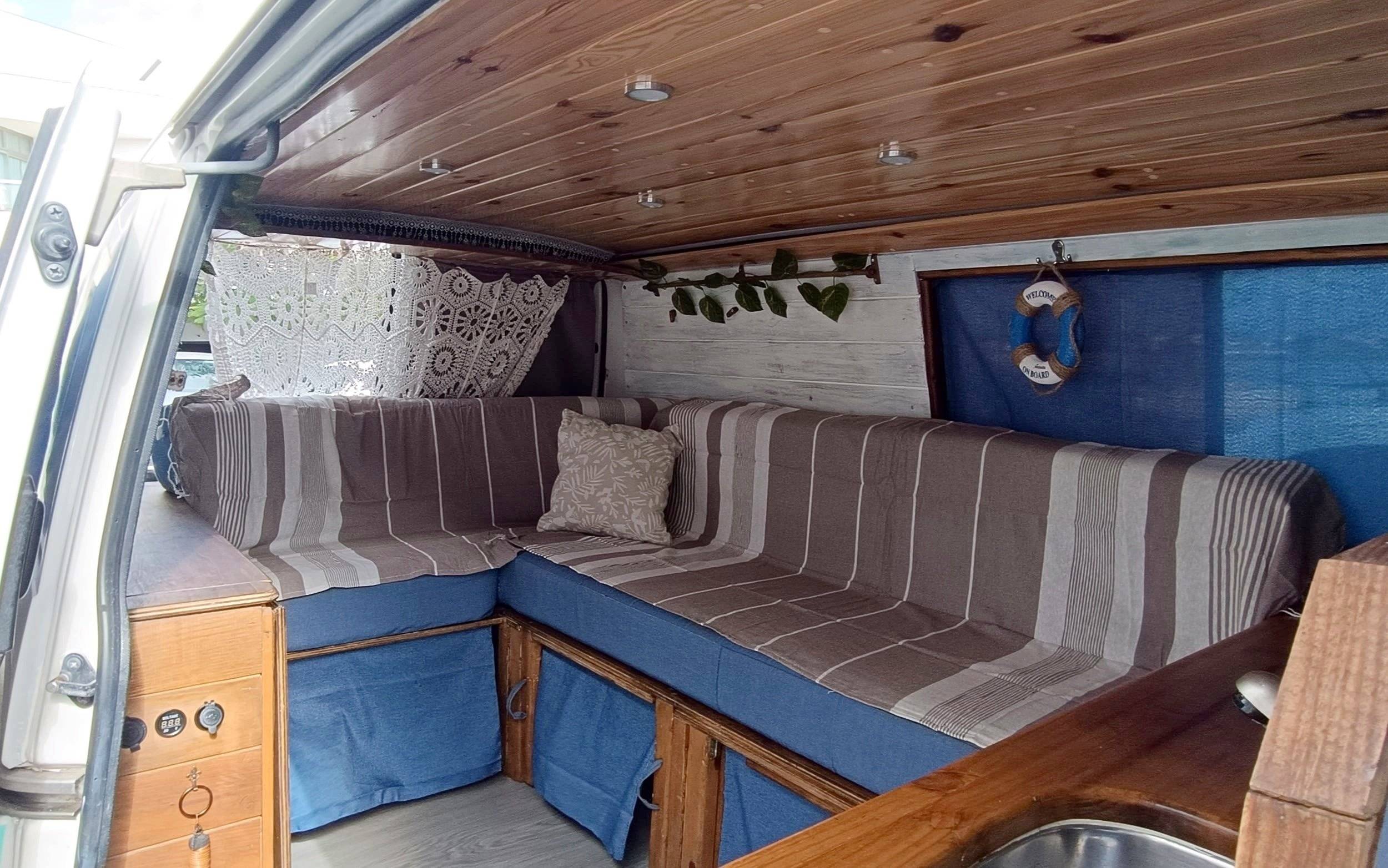 Área de jantar Volkswagen Transporter t4 - Yescapa