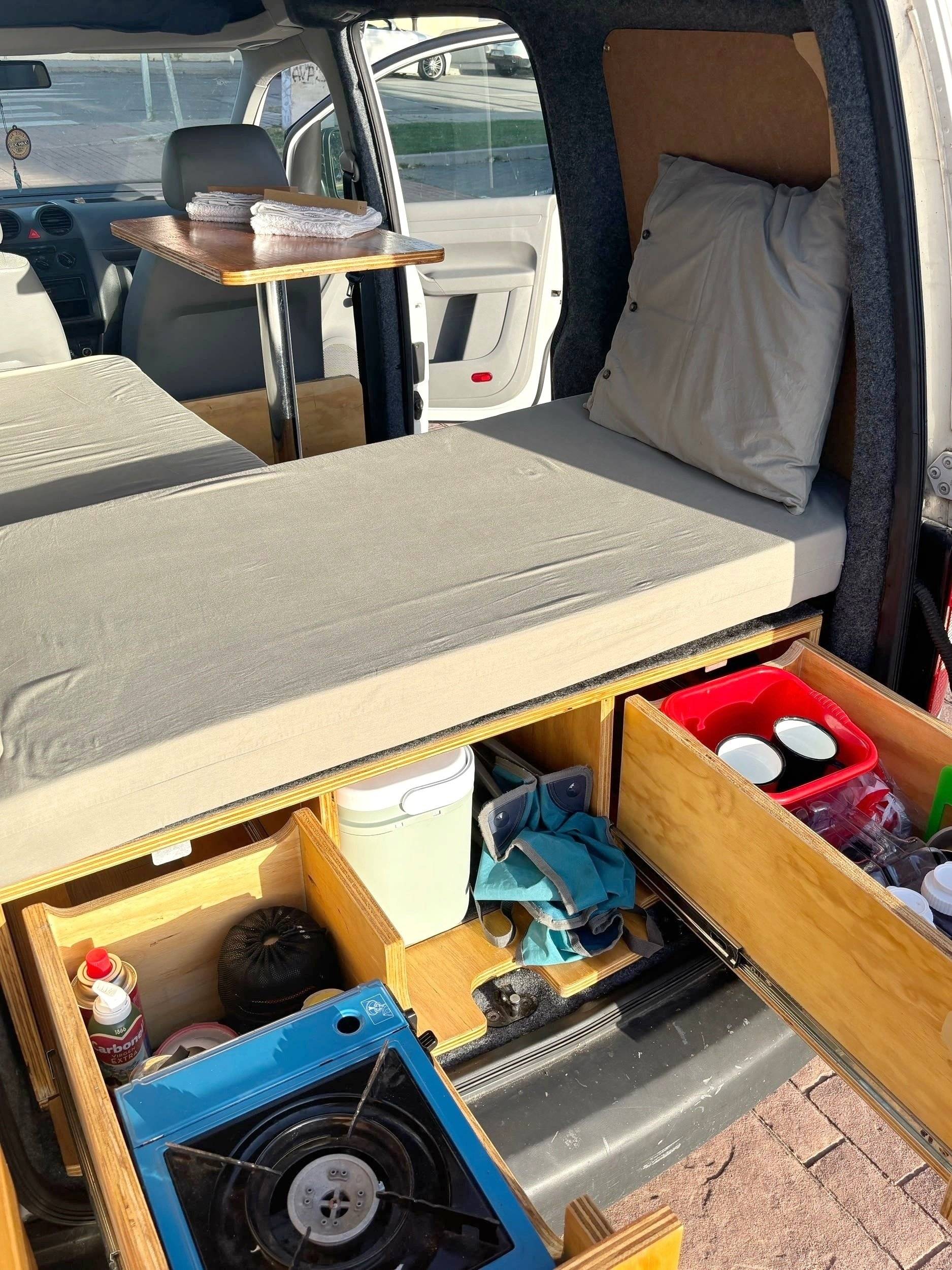 Comedor Volkswagen Caddy 1,6 l 75 ch - Yescapa