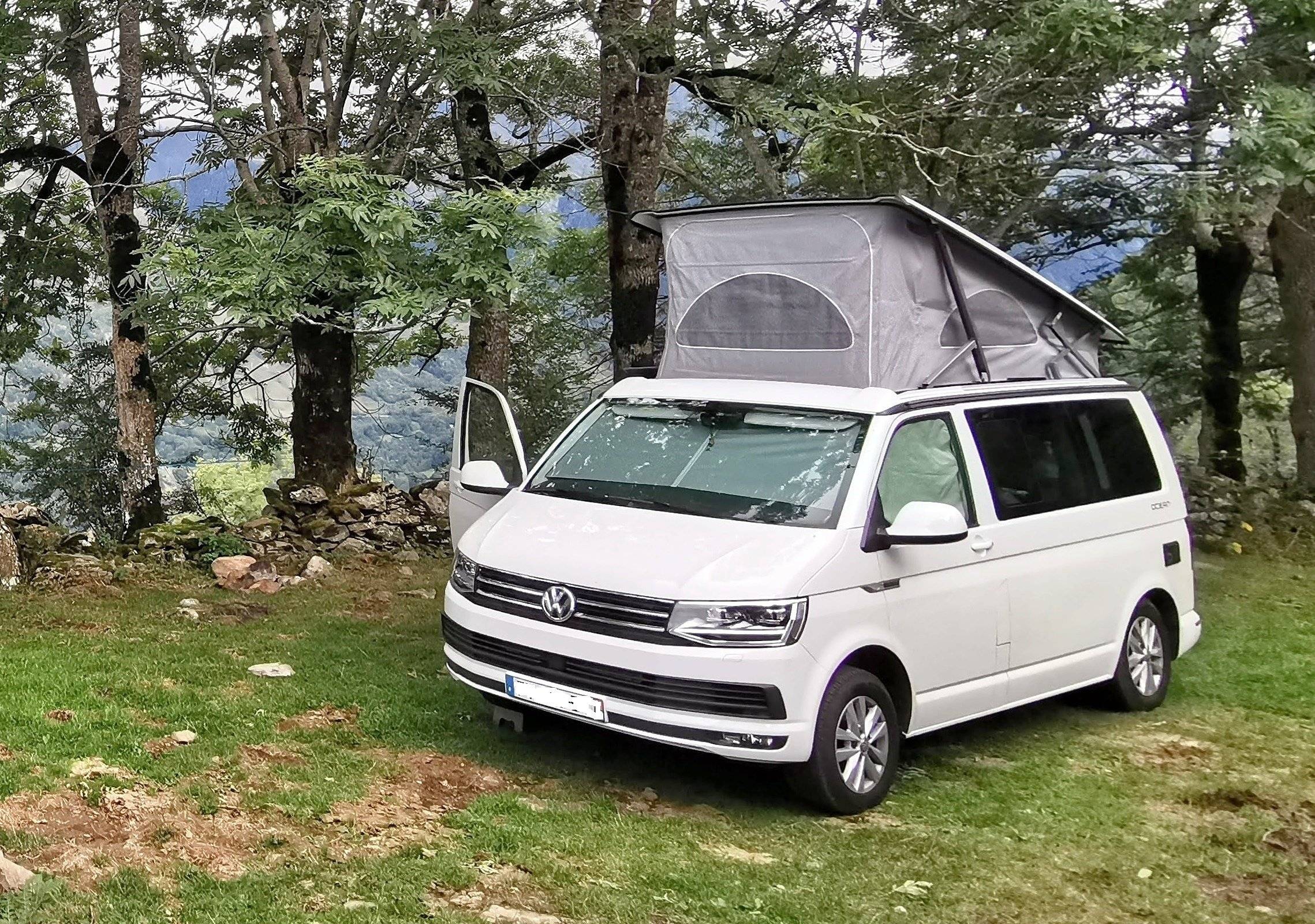 Vue avant de 3/4 Volkswagen VOLKSWAGEN CALIFORNIA - Yescapa